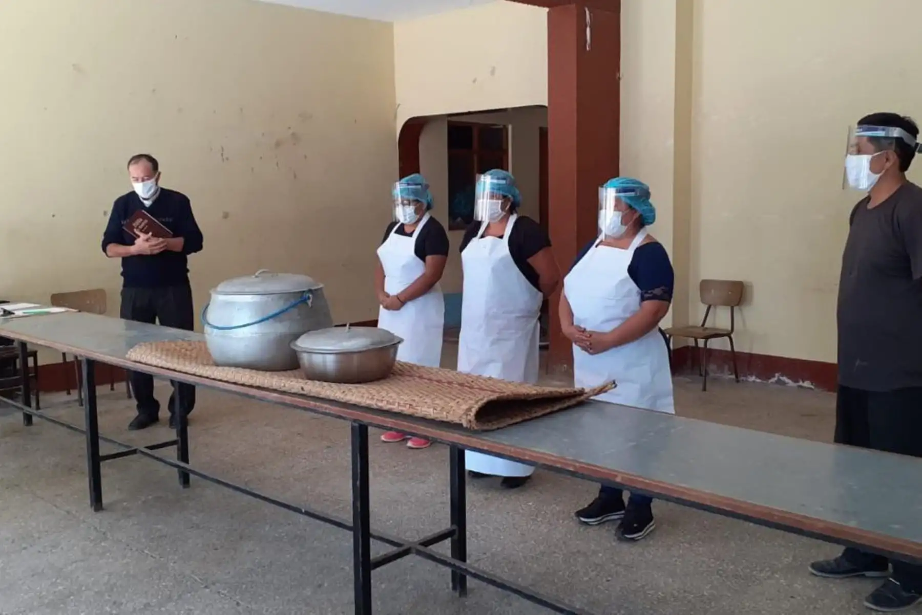 Comedor parroquial impulsado por el padre Eleuterio para dar alimentación a personas vulnerables en Lambayeque.
