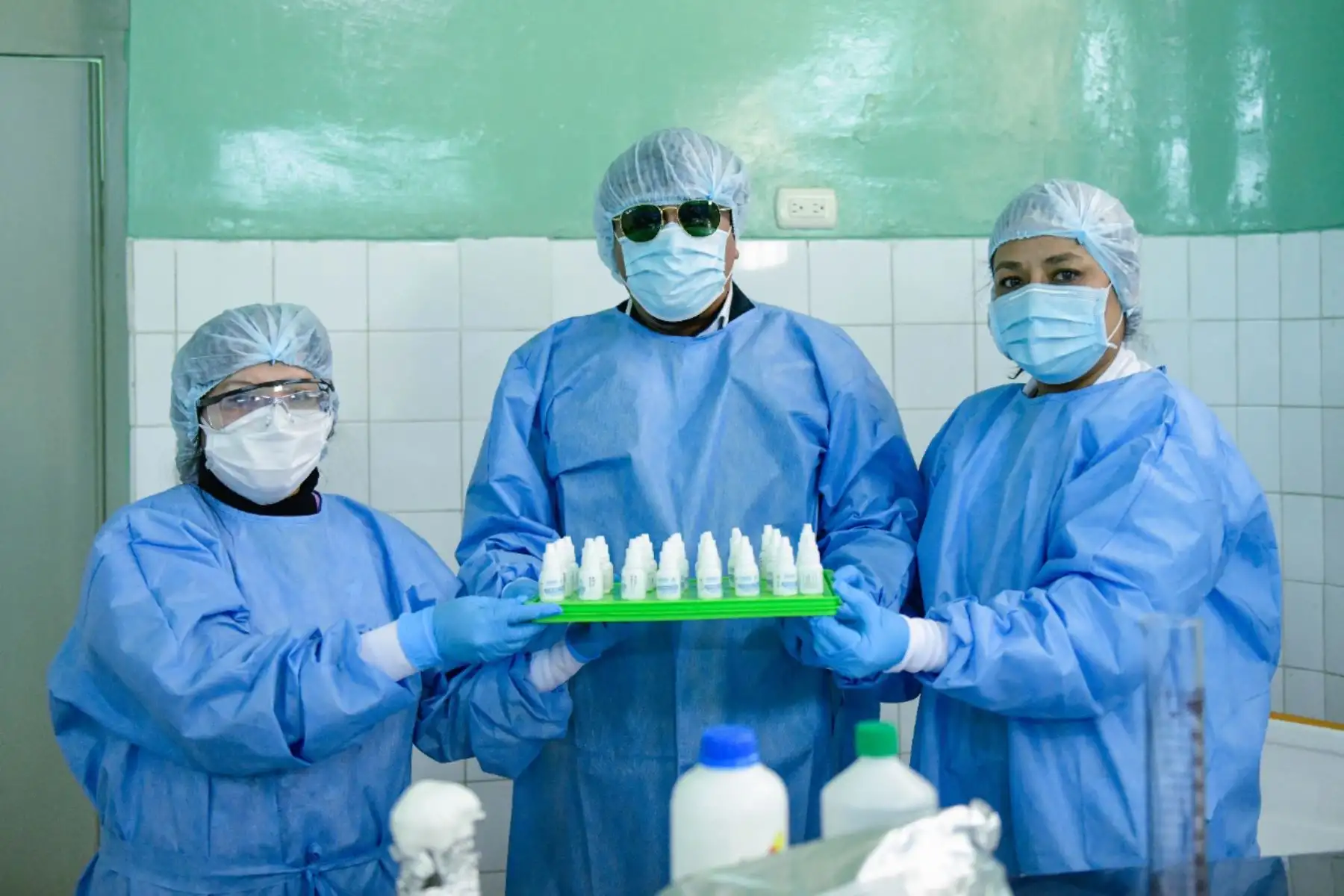 El Hospital Goyeneche de Arequipa presentó el primer lote de producción de ivermectina, que será distribuida a hospitales y centros de salud. Foto: Gobierno Regional de Arequipa