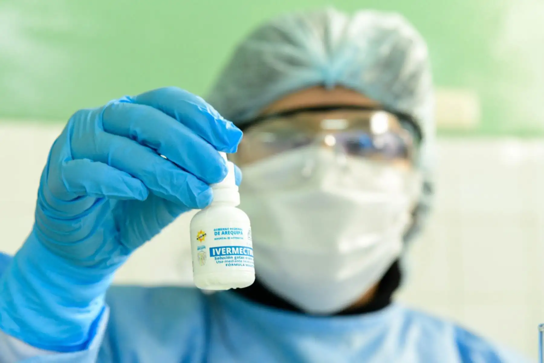 El Hospital Goyeneche de Arequipa presentó el primer lote de producción de ivermectina, que será distribuida a hospitales y centros de salud. Foto: Gobierno Regional de Arequipa