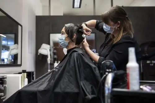 diseñadora Sofia Calvo Niño creó un traje de protección para los clientes que asisten a los salones de belleza