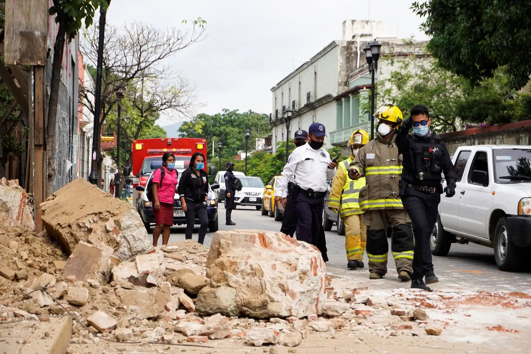 Miembros de la policía y de los bomberos observan los daños causados en una barda derrumbada este martes, en la ciudad de Oaxaca (México). Foto: EFE