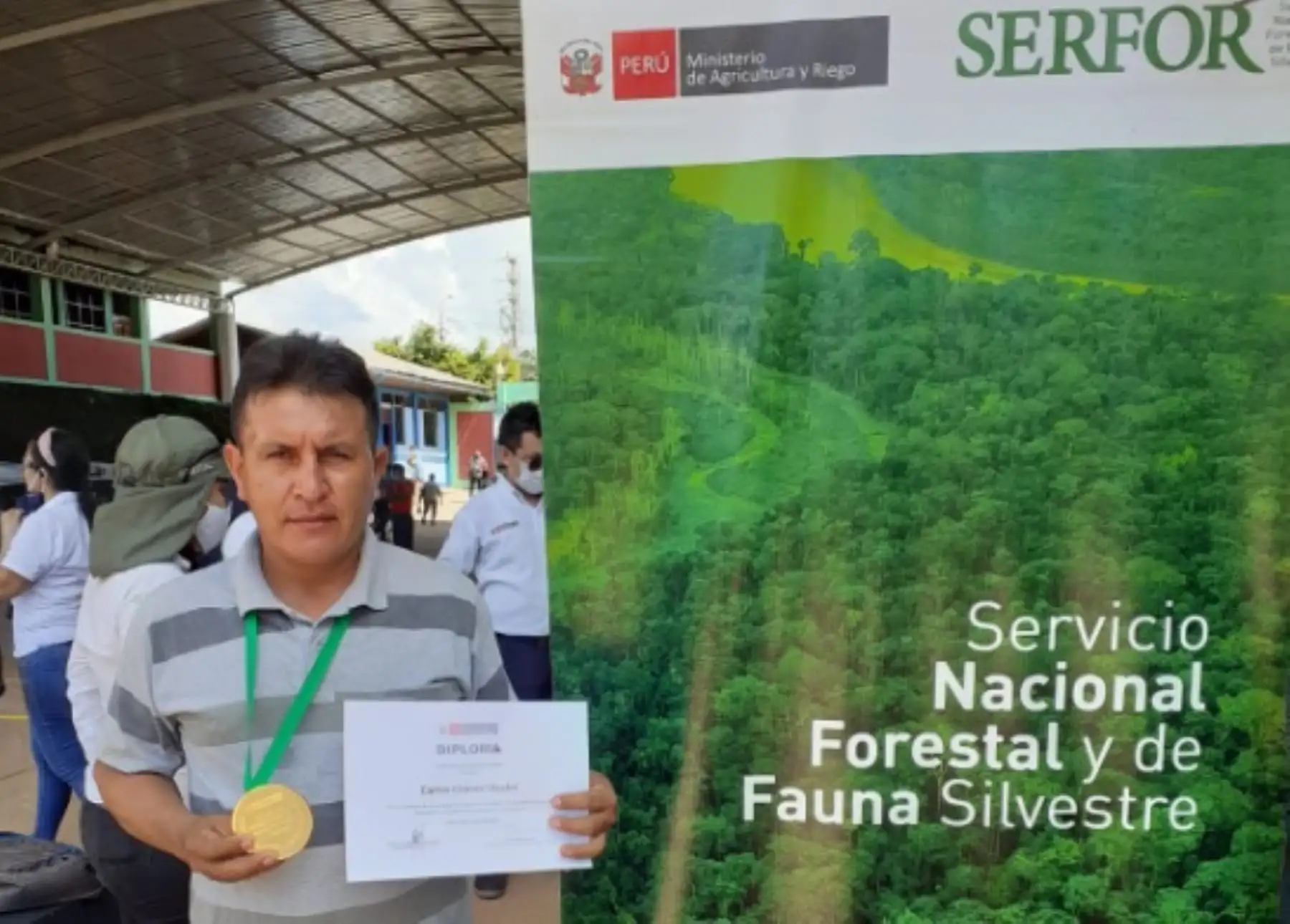 Con la implementación de técnicas innovadoras en el manejo de plantaciones de la especie bolaina (Guazuma crinita) con fines maderables, el señor Carlos Chávez Visalot, del distrito de Curimaná, provincia de Padre Abad, región Ucayali, fue distinguido con la “Medalla Ministerio de Agricultura y Riego 2020”.