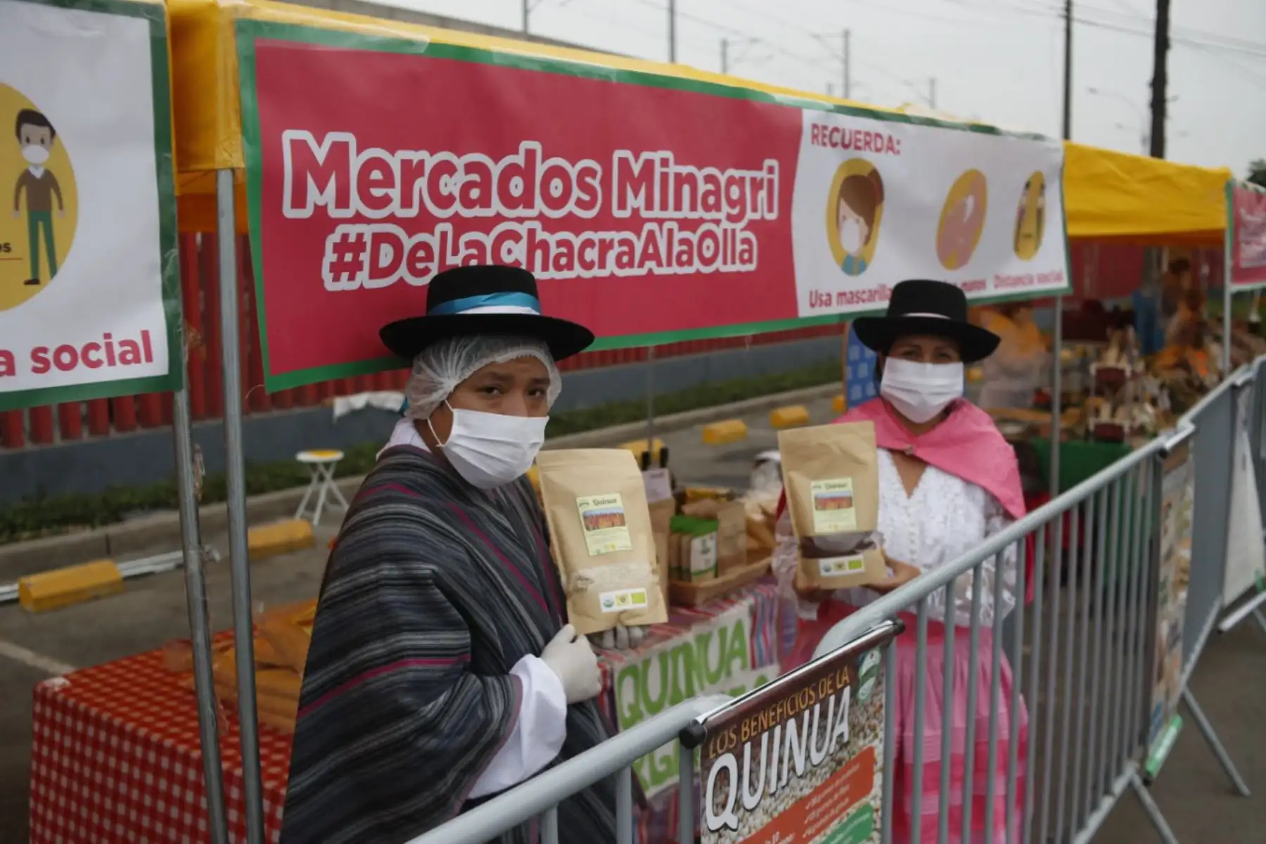 Productores de zonas rurales en mercado itinerante de la Videna. 

Foto: ANDINA/ Renato Pajuelo