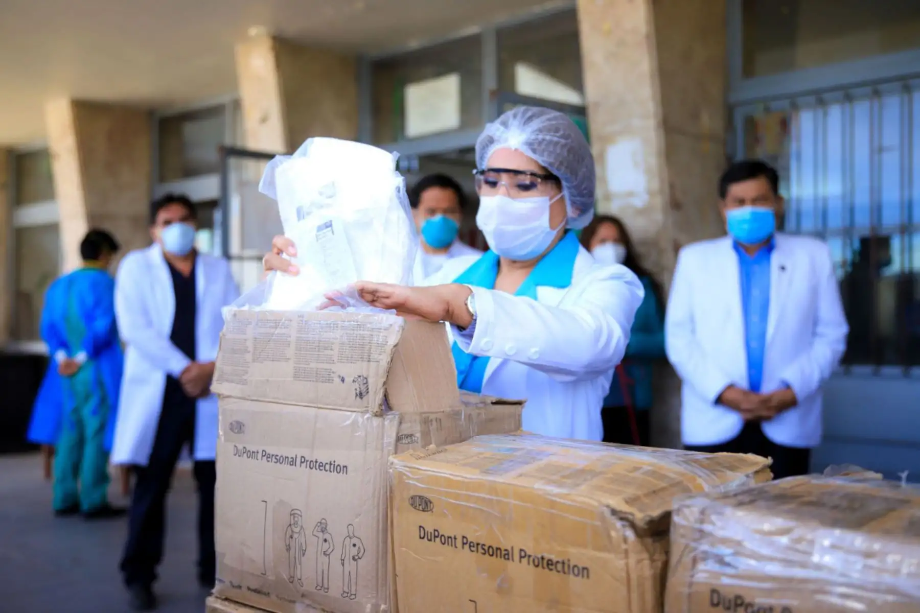 La empresa minera Cerro Verde y la ONG Corvida donaron mascarillas KN 95, lentes y buzos de protección, protectores de botas y guantes descartables. Foto: ANDINA/Difusión