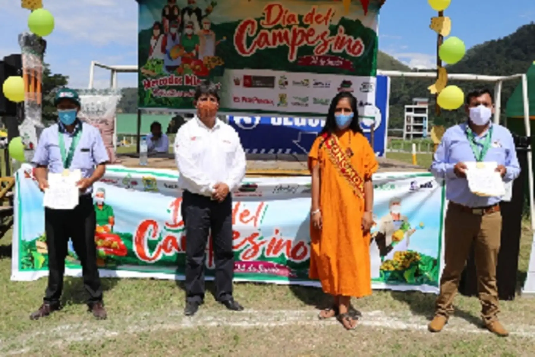 La simbólica ceremonia de premiación se desarrolló en el mercado itinerante que realiza la Municipalidad Provincial de Chanchamayo en coordinación con Agro Rural, donde se expenden alimentos de la canasta básica familiar a precios justos y con la participación de pequeños productores de la zona.