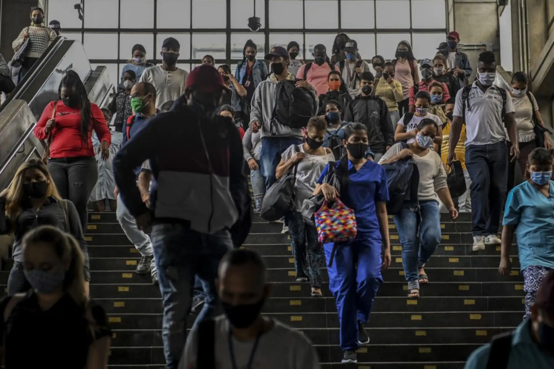 Las personas usan mascarillas como medida preventiva contra la propagación del covid -19, en una estación de metro en Medellín, Colombia.
Foto: AFP