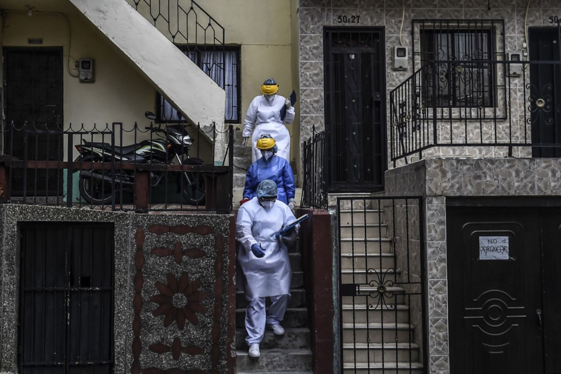 Los trabajadores de la salud son fotografiados durante una prueba aleatoria en el barrio de Santa Cruz en Medellín, Colombia. Foto: AFP