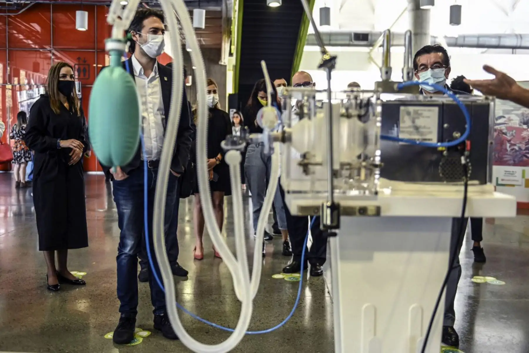 El alcalde de Medellín, y el ministro de Salud de Colombia, visitan la empresa Auteco -que fabrica ventiladores de emergencia- en Medellín.
Foto: AFP