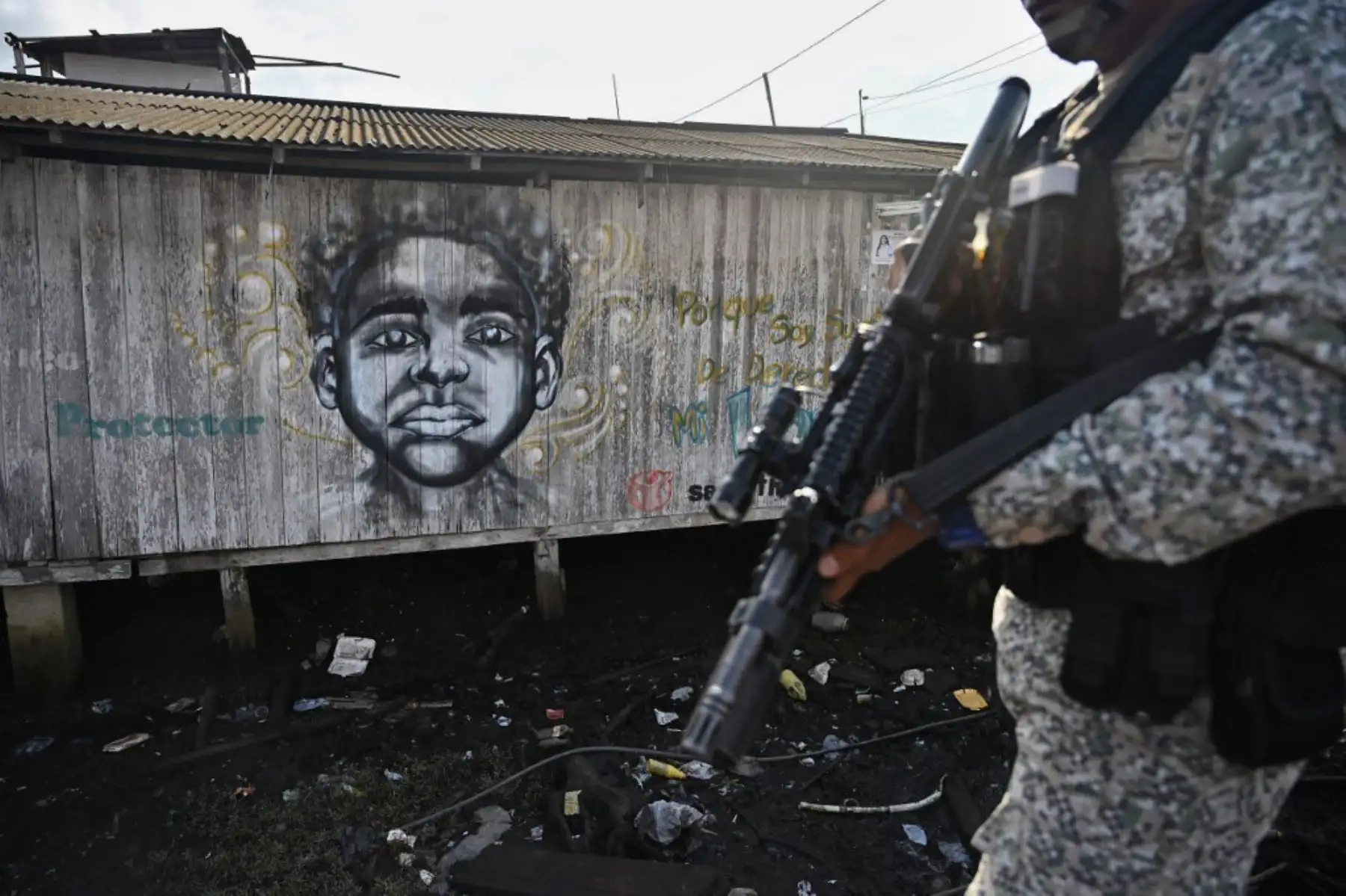 Soldados de la armada colombiana patrullan las calles de Tumaco.
Foto: AFP