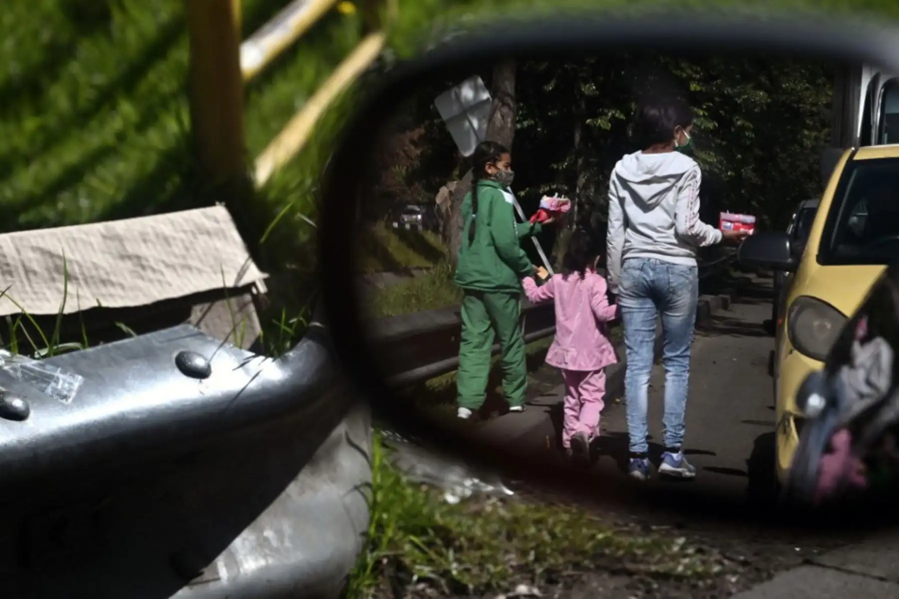 Una mujer y sus hijas usan mascarillas como medida preventiva contra el coronavirus, mientras venden dulces en las calles de Bogotá.
Foto: AFP