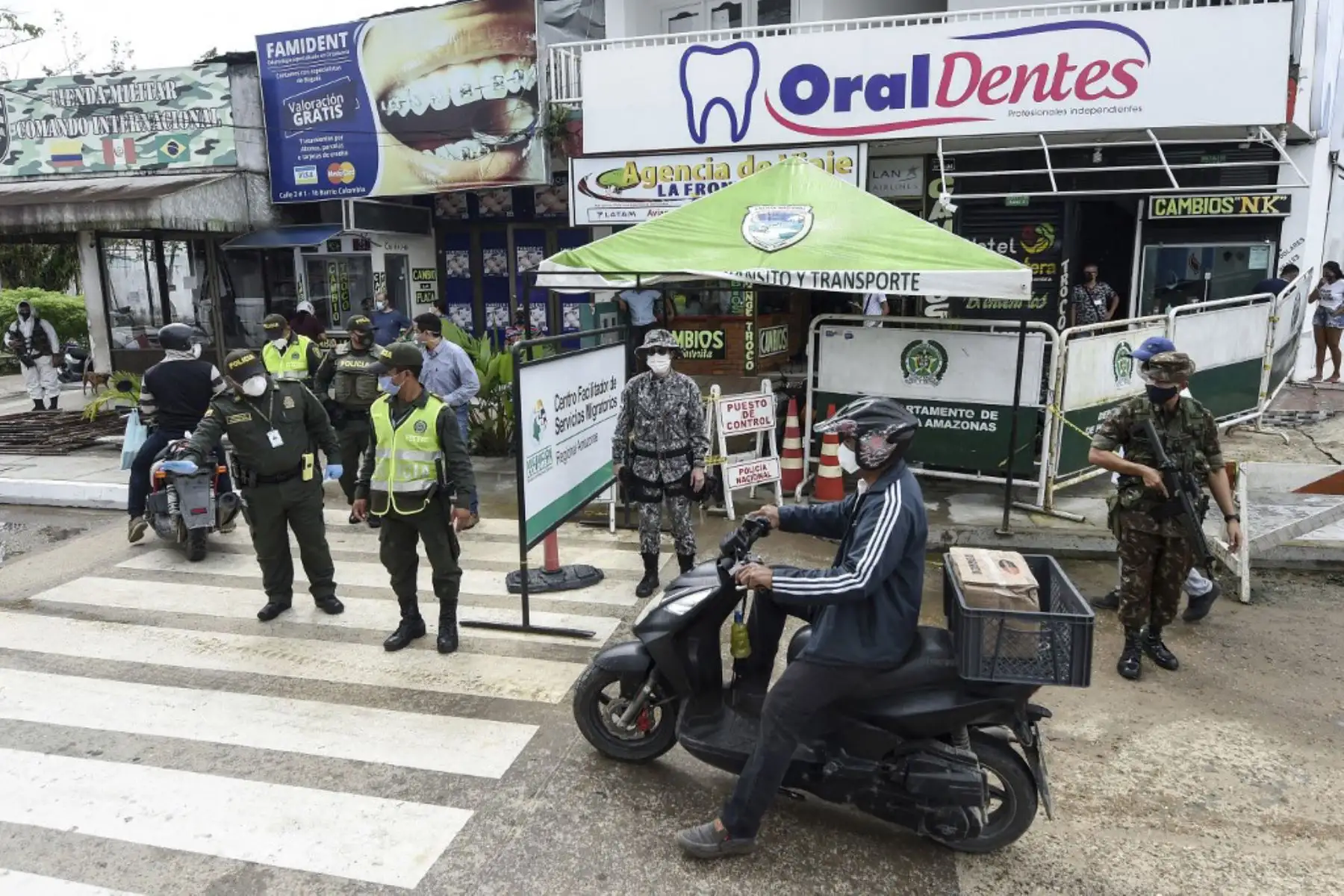 Un hombre en motocicleta está a punto de cruzar una barrera migratoria colombiana en Tabatinga, estado de Amazonas, Brasil, en la frontera con Colombia.
Foto: AFP
