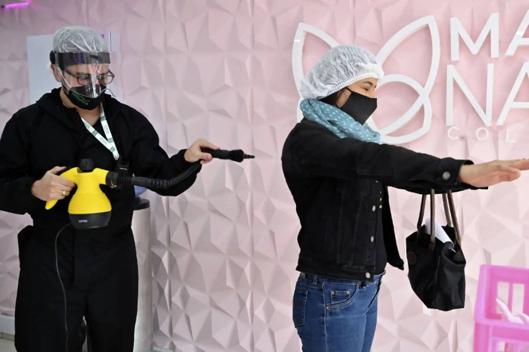 Un estilista y un cliente usan equipo de protección como medida preventiva contra el coronavirus  en un salón de belleza en Bogotá.
Foto: AFP
