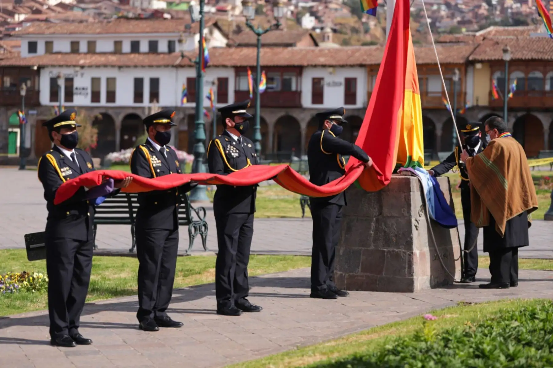 Autoridades conmemoraron el día del Cusco con una misa te deum, el izamiento de la bandera del Tahuantinsuyo y el rito del Onqoy Mita, en tiempos de covid-19.
Foto: ANDINA/ Percy Hurtado Santillán