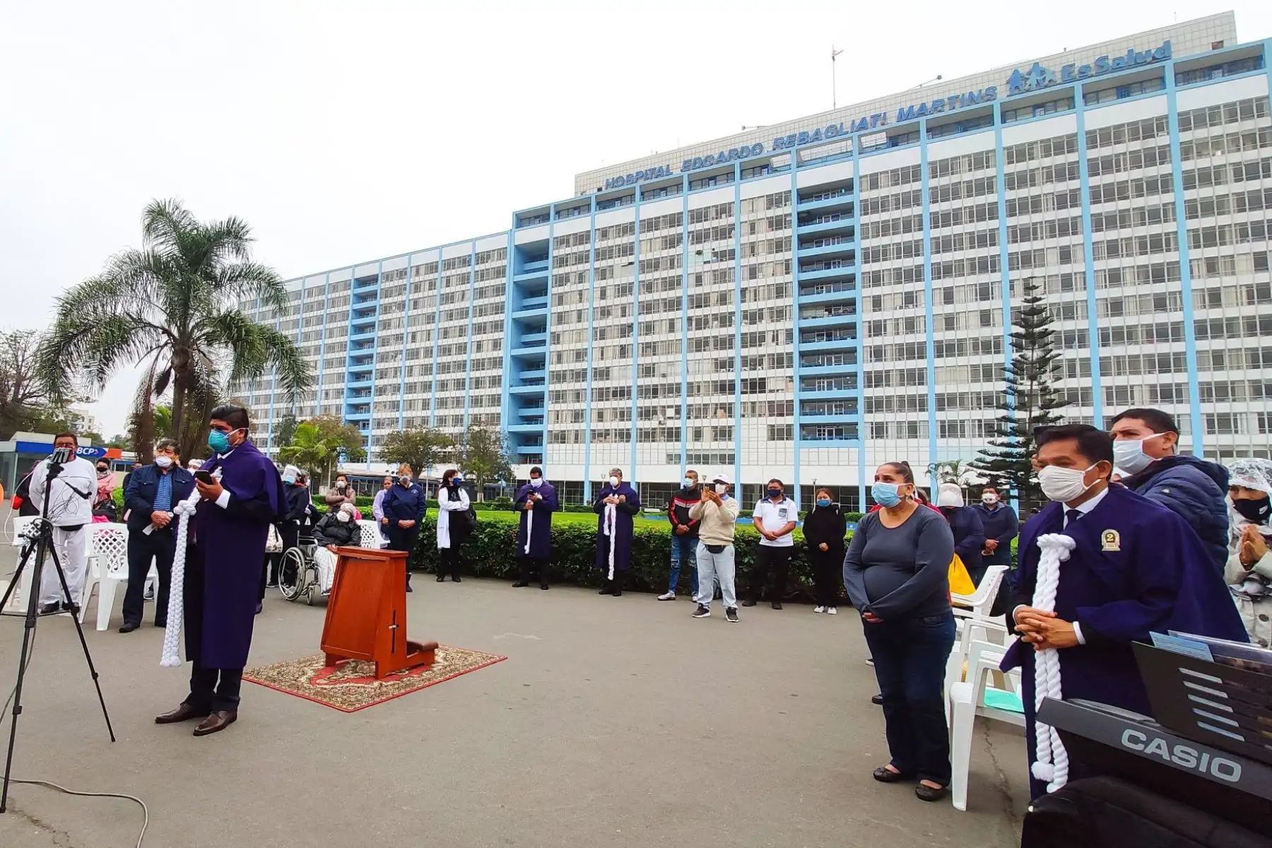 Autoridades  del hospital Rebagliati realizan misa de sanación  en presencia de médicos, personal  asistencial y asegurados, renovando nuestra fe, oran por la recuperación de los miles de pacientes afectados por el covid-19.
Foto: Essalud