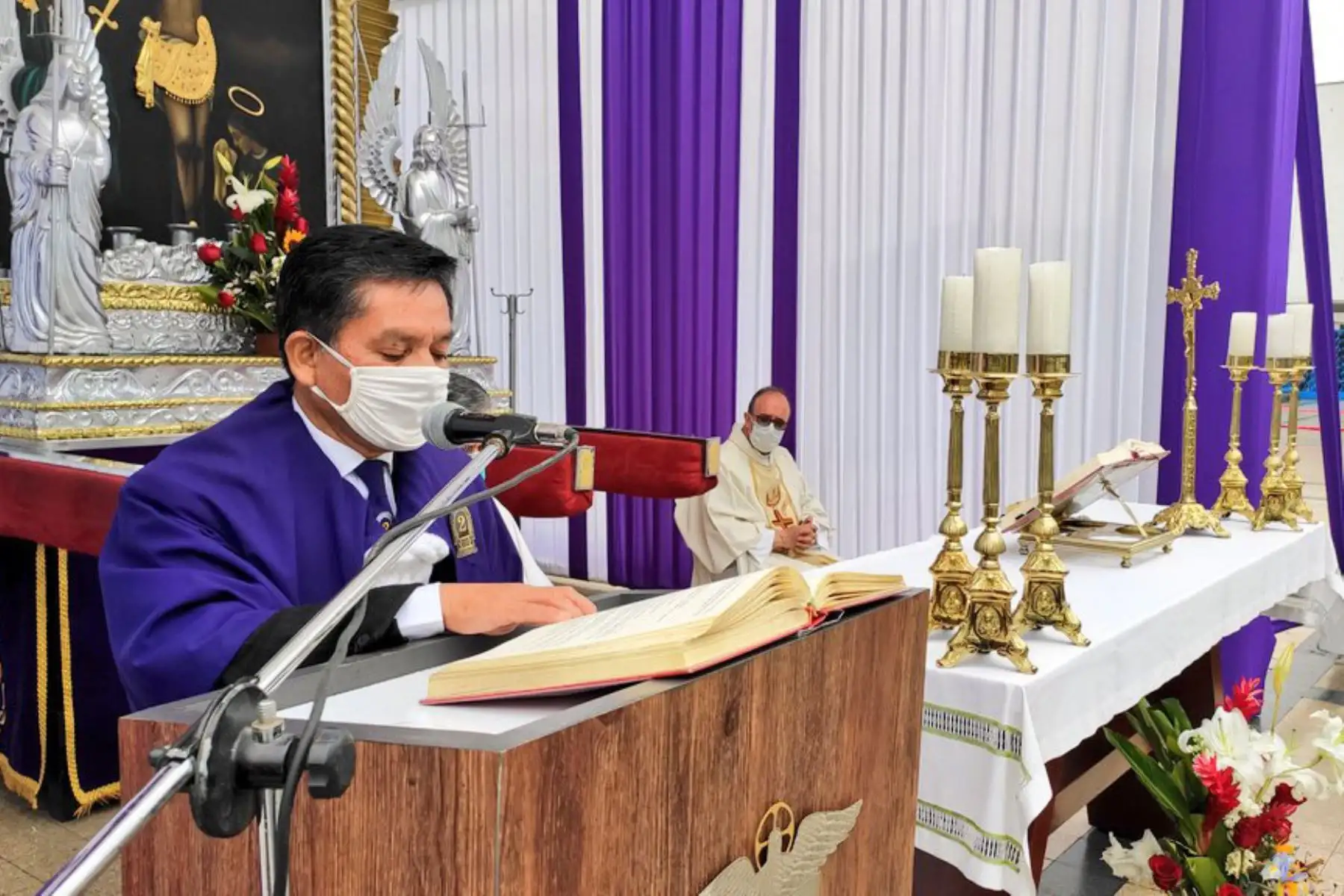 Autoridades  del hospital Rebagliati realizan misa de sanación  en presencia de médicos, personal  asistencial y asegurados, renovando nuestra fe, oran por la recuperación de los miles de pacientes afectados por el covid-19.
Foto: Essalud