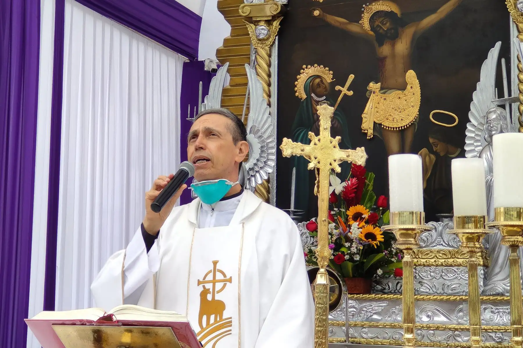 Autoridades  del hospital Rebagliati realizan misa de sanación  en presencia de médicos, personal  asistencial y asegurados, renovando nuestra fe, oran por la recuperación de los miles de pacientes afectados por el covid-19.
Foto: Essalud