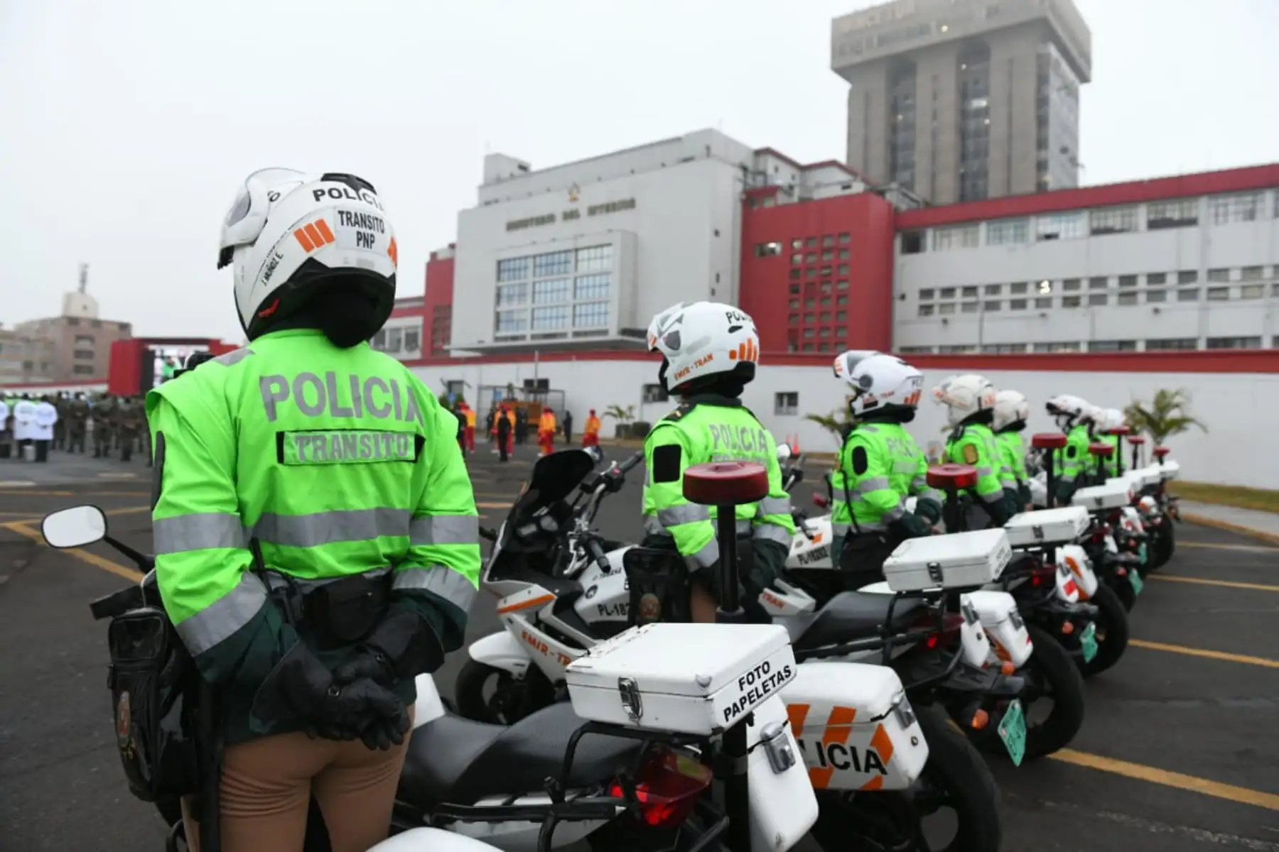 Ministro del Interior, Gastón Rodríguez, preside la presentación del plan de operaciones “Fortaleza 2020” de la Policía nacional para fortalecer la seguridad ciudadana en la fase de reactivación económica a nivel nacional. 

Foto:@MininterPeru.
