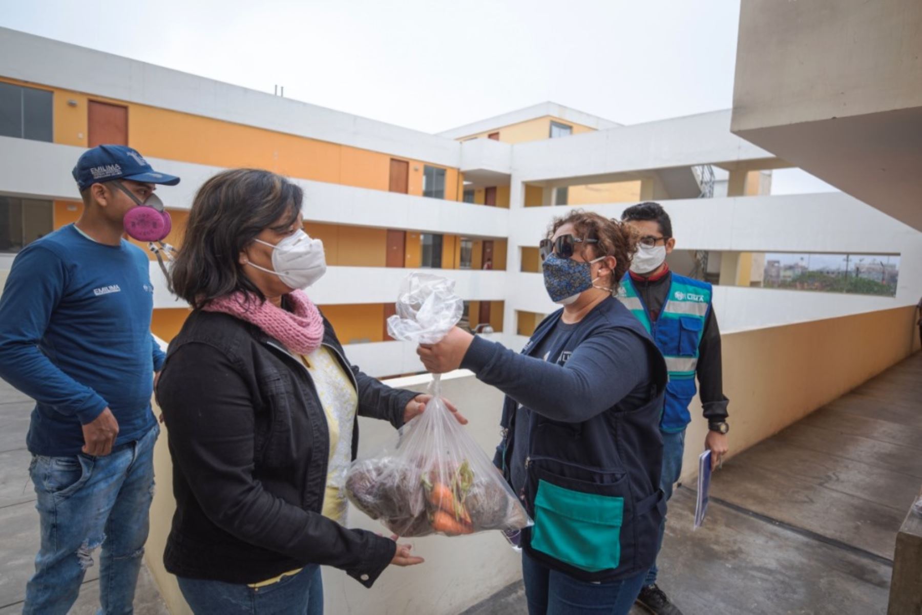Cuarentena: entregan 130 canastas con víveres a vecinos del Cercado de Lima. Foto: ANDINA/difusión.