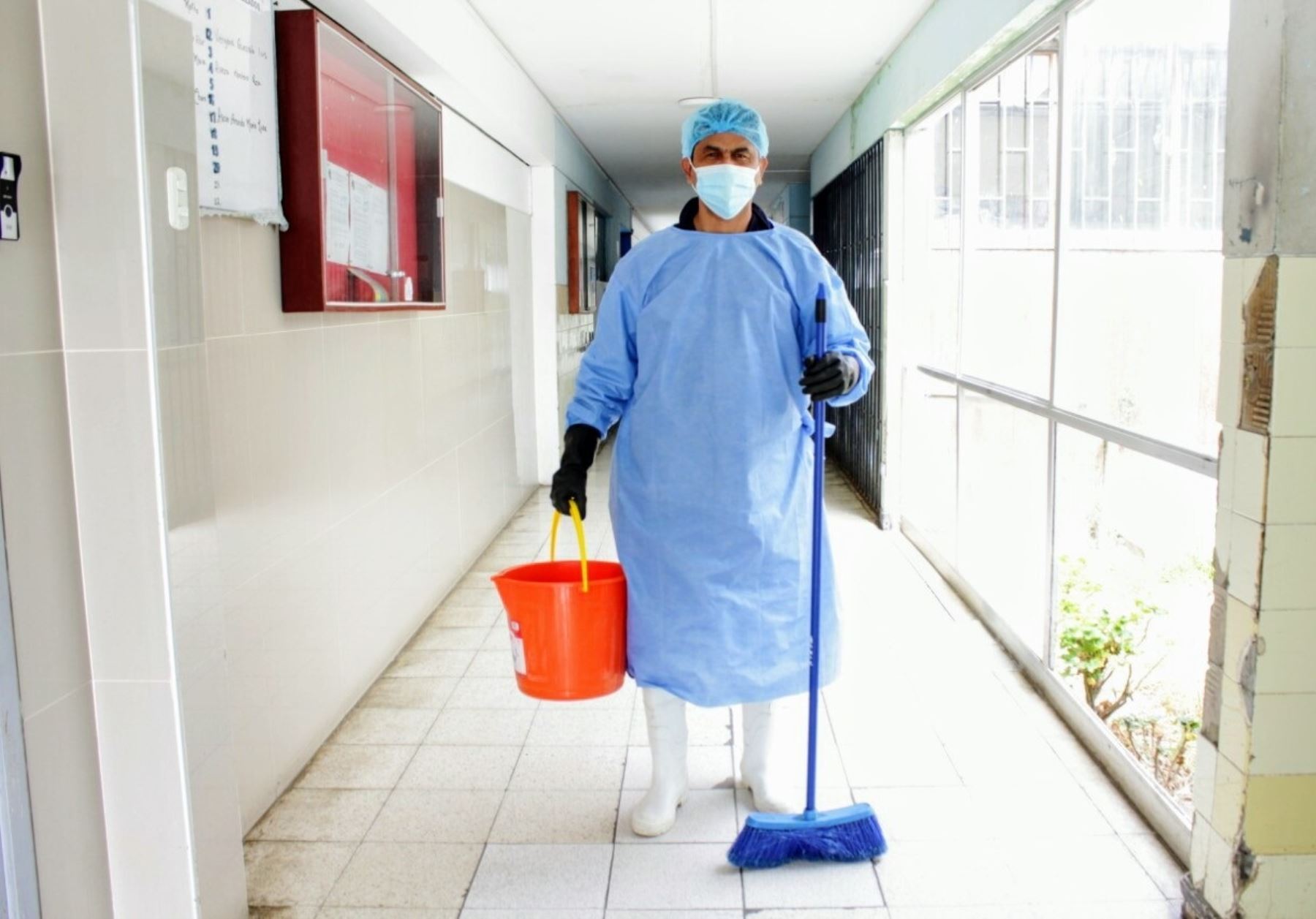 Resaltan compromiso del personal de limpieza de hospital La Caleta de Chimbote en la lucha contra el coronavirus.
