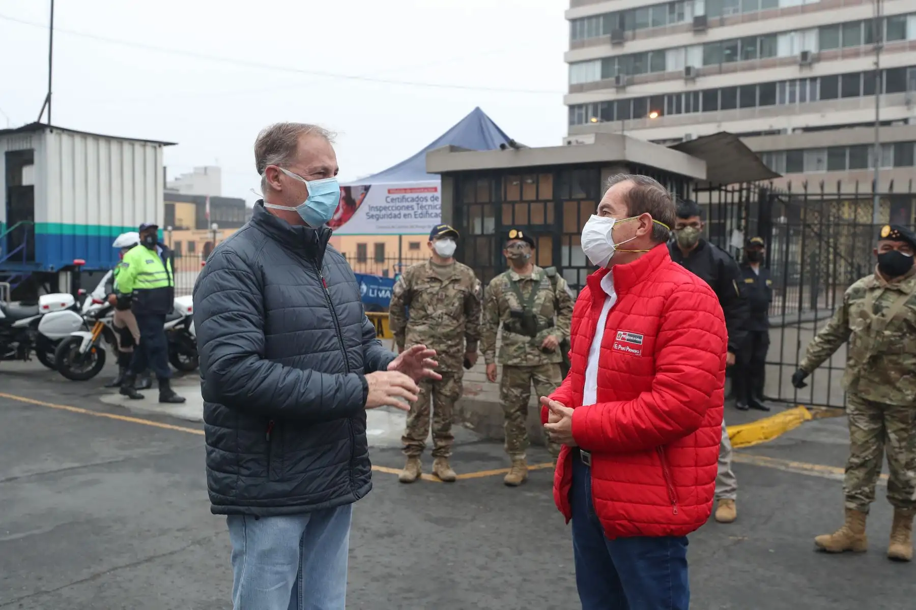 Ministro de Defensa, Walter Martos, junto al alcalde de Lima, Jorge Muñoz y el viceministro de la Producción supervisa la implementación de protocolos de bioseguridad y distanciamiento social contra el COVID-19, en la zona comercial de Mesa Redonda. Foto: ANDINA/Mindef