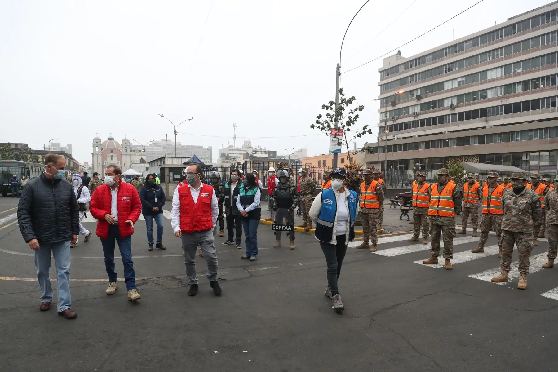 Ministro de Defensa, Walter Martos, junto al alcalde de Lima, Jorge Muñoz y el viceministro de la Producción supervisa la implementación de protocolos de bioseguridad y distanciamiento social contra el COVID-19, en la zona comercial de Mesa Redonda. Foto: ANDINA/Mindef