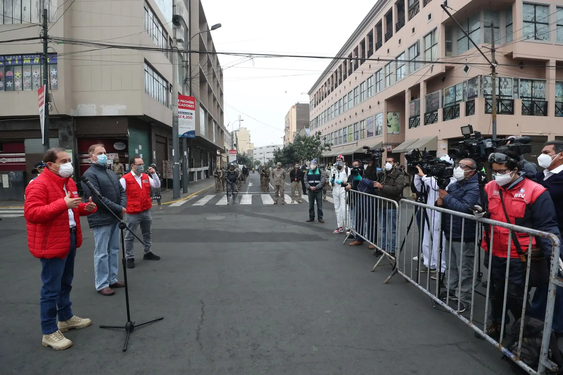 Ministro de Defensa, Walter Martos, junto al alcalde de Lima, Jorge Muñoz y el viceministro de la Producción supervisa la implementación de protocolos de bioseguridad y distanciamiento social contra el COVID-19, en la zona comercial de Mesa Redonda. Foto: ANDINA/Mindef