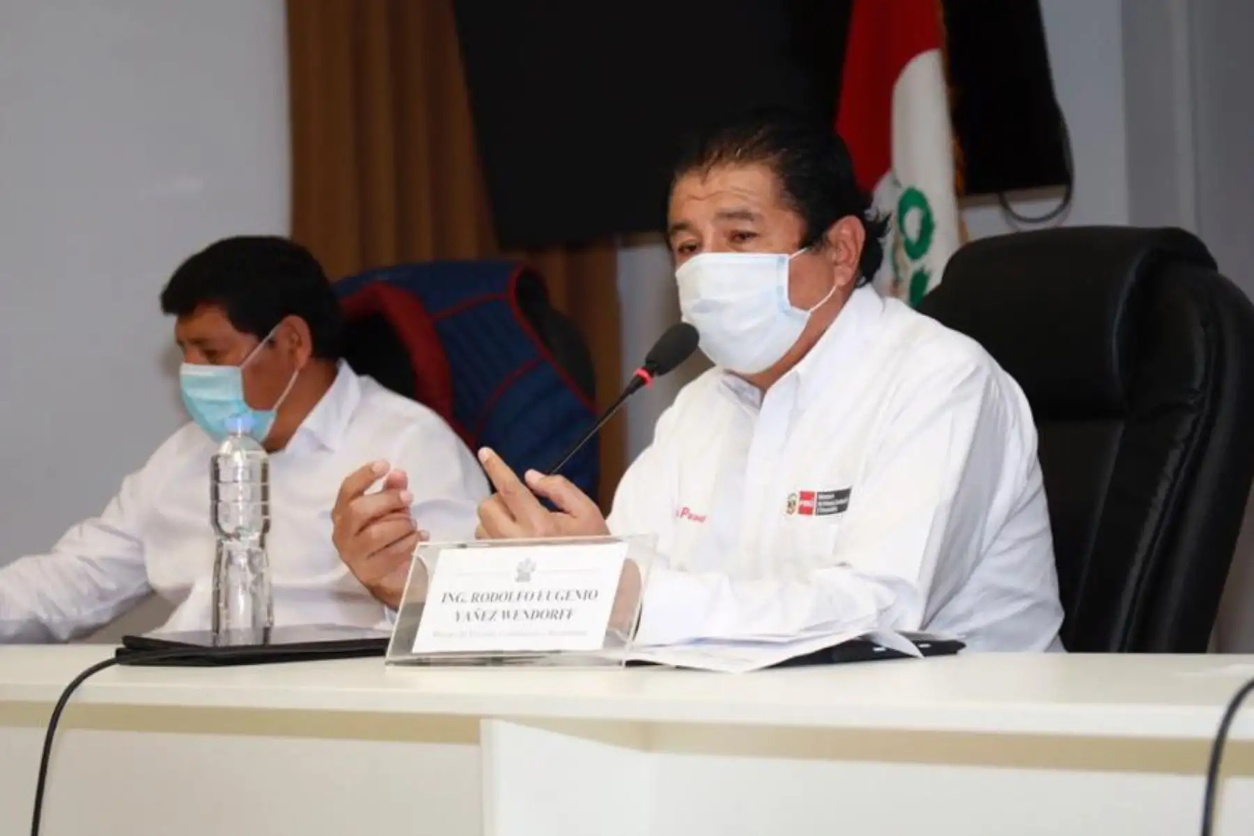 El ministro de Vivienda, Rodolfo Yáñez, junto al viceministro al viceministro David Ramos participan en una reunión de trabajo con el gobernador regional de Ica, Javier Gallegos, y autoridades locales para evaluar las acciones necesarias en el marco de la reactivación económica. Foto: ANDINA/Ministerio de Vivienda