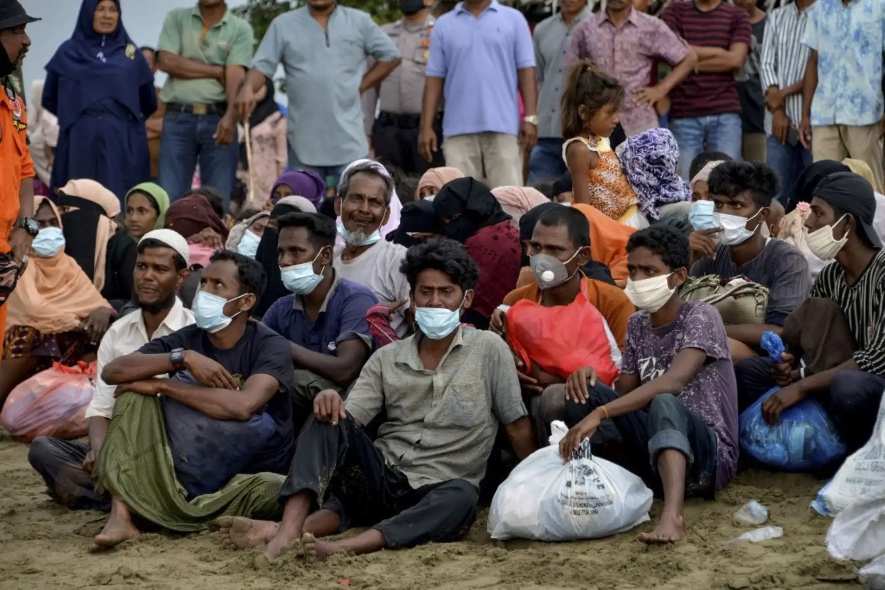 Las personas rohingya evacuadas de Myanmar se sientan en las costas de la aldea Lancok, en la regencia de Aceh Norte de Indonesia.Foto:AFP