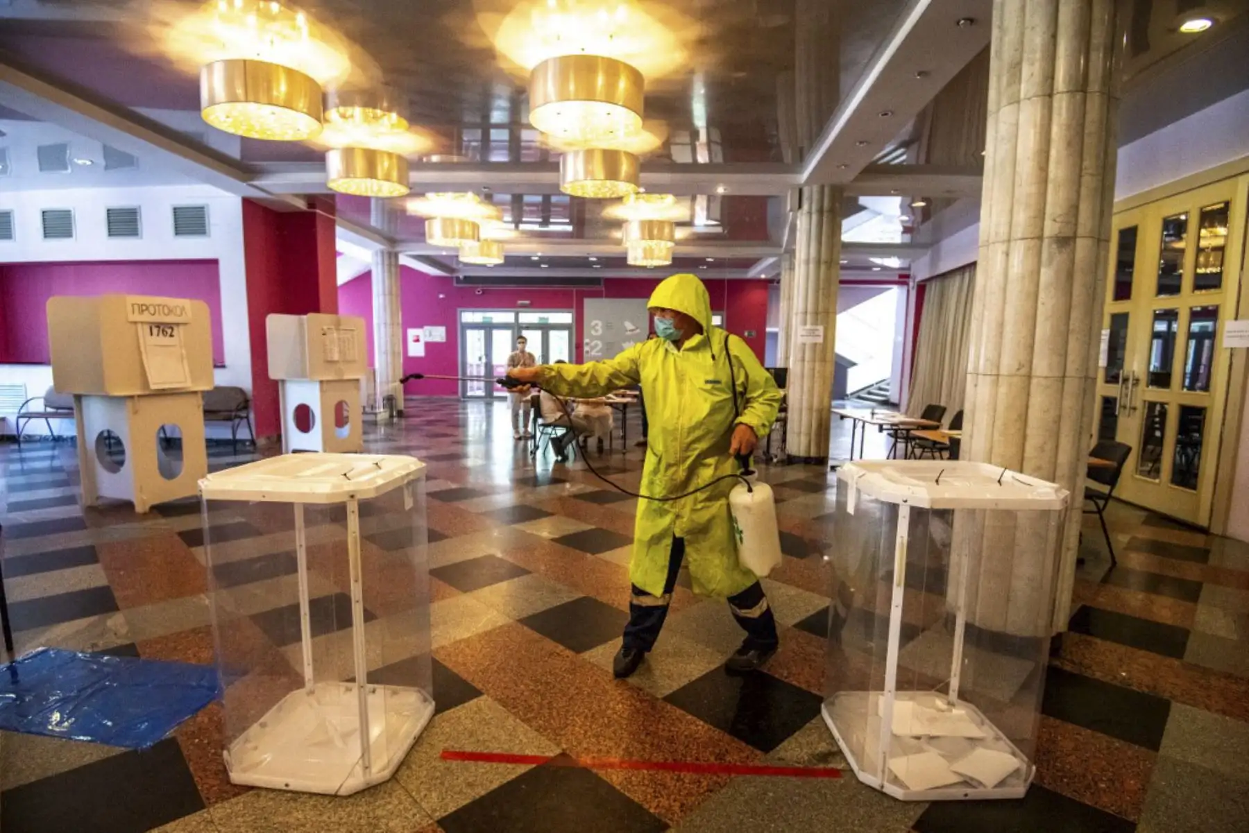 Un empleado desinfecta las urnas en una mesa electoral en Moscú. Foto.AFP