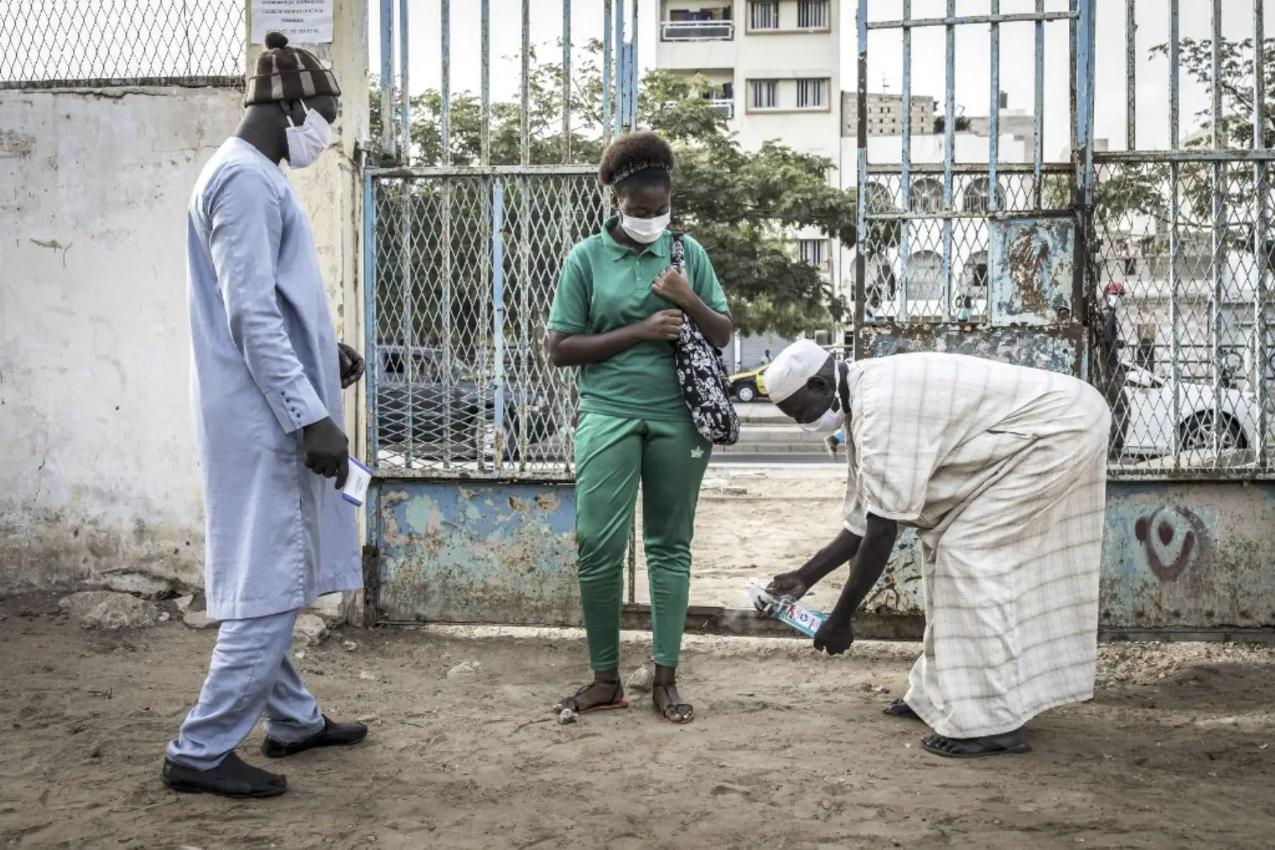 Una estudiante de secundaria en el Liceo Blaise Diagne se desinfecta los pies cuando llega para su primer día de regreso a la escuela en Dakar.Foto:AFP