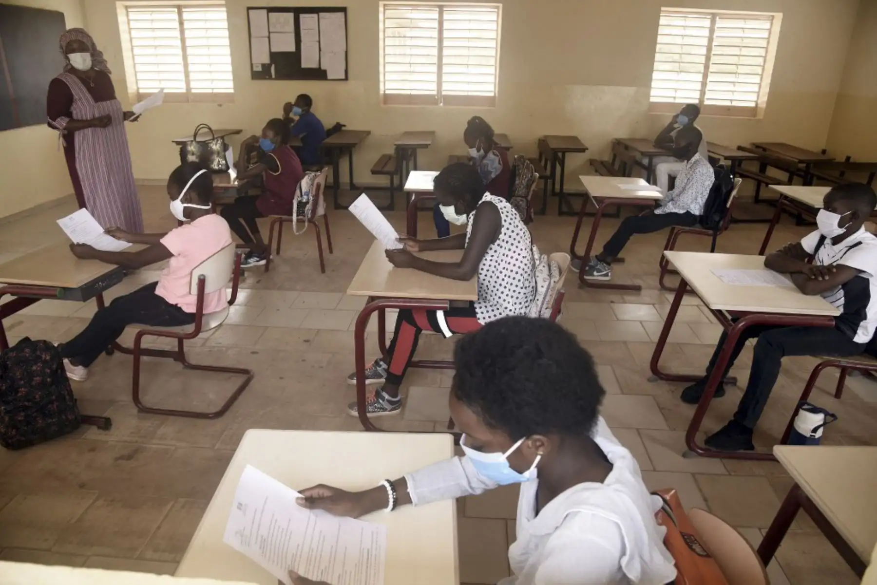 Alumnos con máscaras faciales durante el día de apertura de  clases en Senegal.Foto:AFP