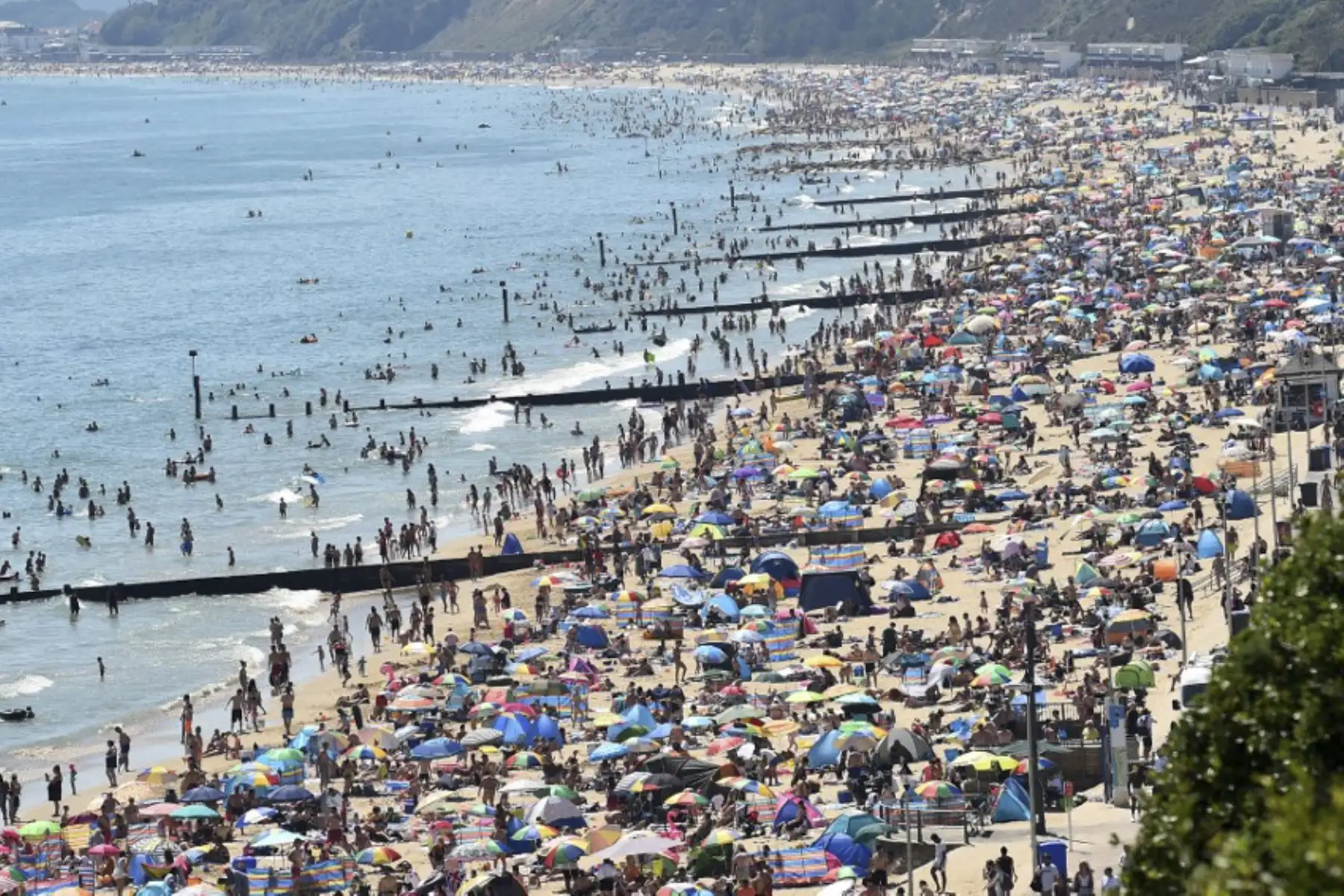 Los amantes de la playa disfrutan del sol y juegan en el mar en la playa de Bournemouth, en el sur de Inglaterra. Foto: AFP