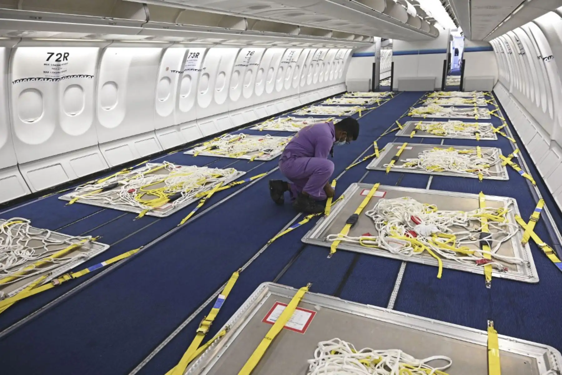 Un trabajador de Sri Lanka Airlines da los toques finales a un avión de pasajeros Airbus A330, convertido como transporte de carga en el aeropuerto internacional de Bandaranaike en Katunayaka.Foto:AFP