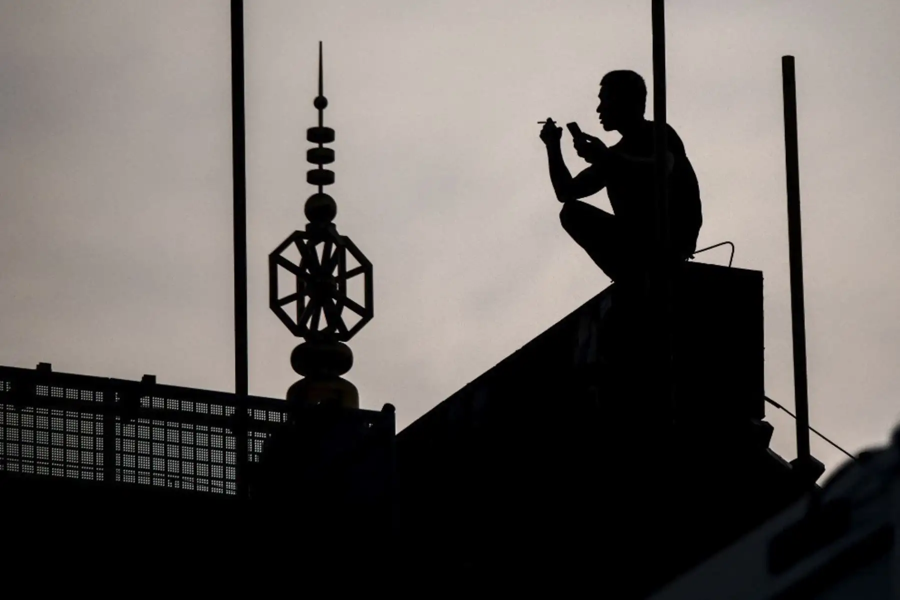 Un trabajador fuma un cigarrillo en un sitio de construcción en Beijing.Foto:AFP