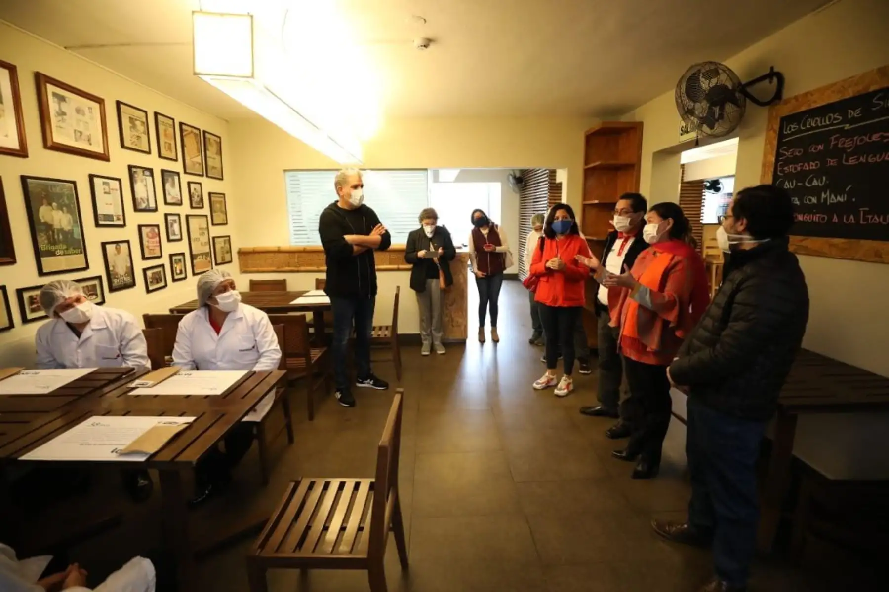 La ministra de la Producción Rocío Barrios y el titular del MINCEUTR, Edgar Vásquez, realizaron una visita técnica para evaluar el protocolo sanitario que será implementado por los restaurantes cuando se autorice el inicio de sus actividades con atención al público en sala.

Foto: PRODUCE