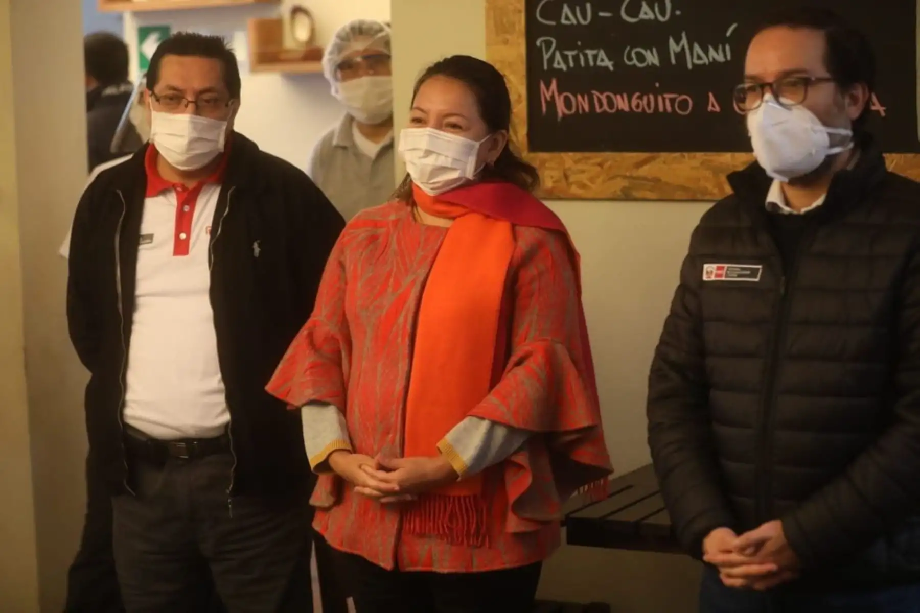 La ministra de la Producción Rocío Barrios y el titular del MINCEUTR, Edgar Vásquez, realizaron una visita técnica para evaluar el protocolo sanitario que será implementado por los restaurantes cuando se autorice el inicio de sus actividades con atención al público en sala.

Foto: PRODUCE