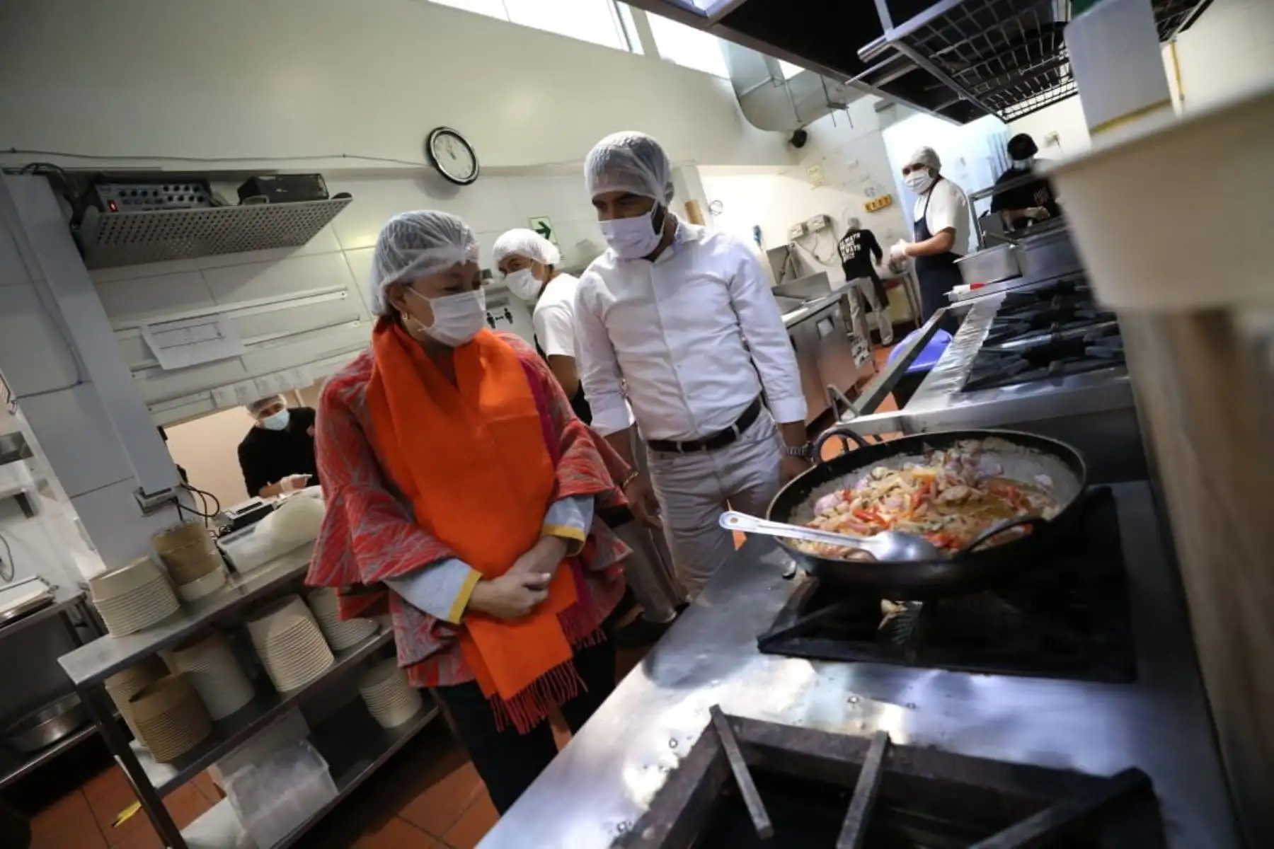 La ministra de la Producción Rocío Barrios y el titular del MINCEUTR, Edgar Vásquez, realizaron una visita técnica para evaluar el protocolo sanitario que será implementado por los restaurantes cuando se autorice el inicio de sus actividades con atención al público en sala.

Foto: PRODUCE