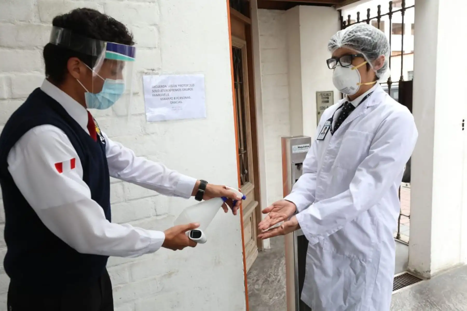 La ministra de la Producción Rocío Barrios y el titular del MINCEUTR, Edgar Vásquez, realizaron una visita técnica para evaluar el protocolo sanitario que será implementado por los restaurantes cuando se autorice el inicio de sus actividades con atención al público en sala.

Foto: PRODUCE
