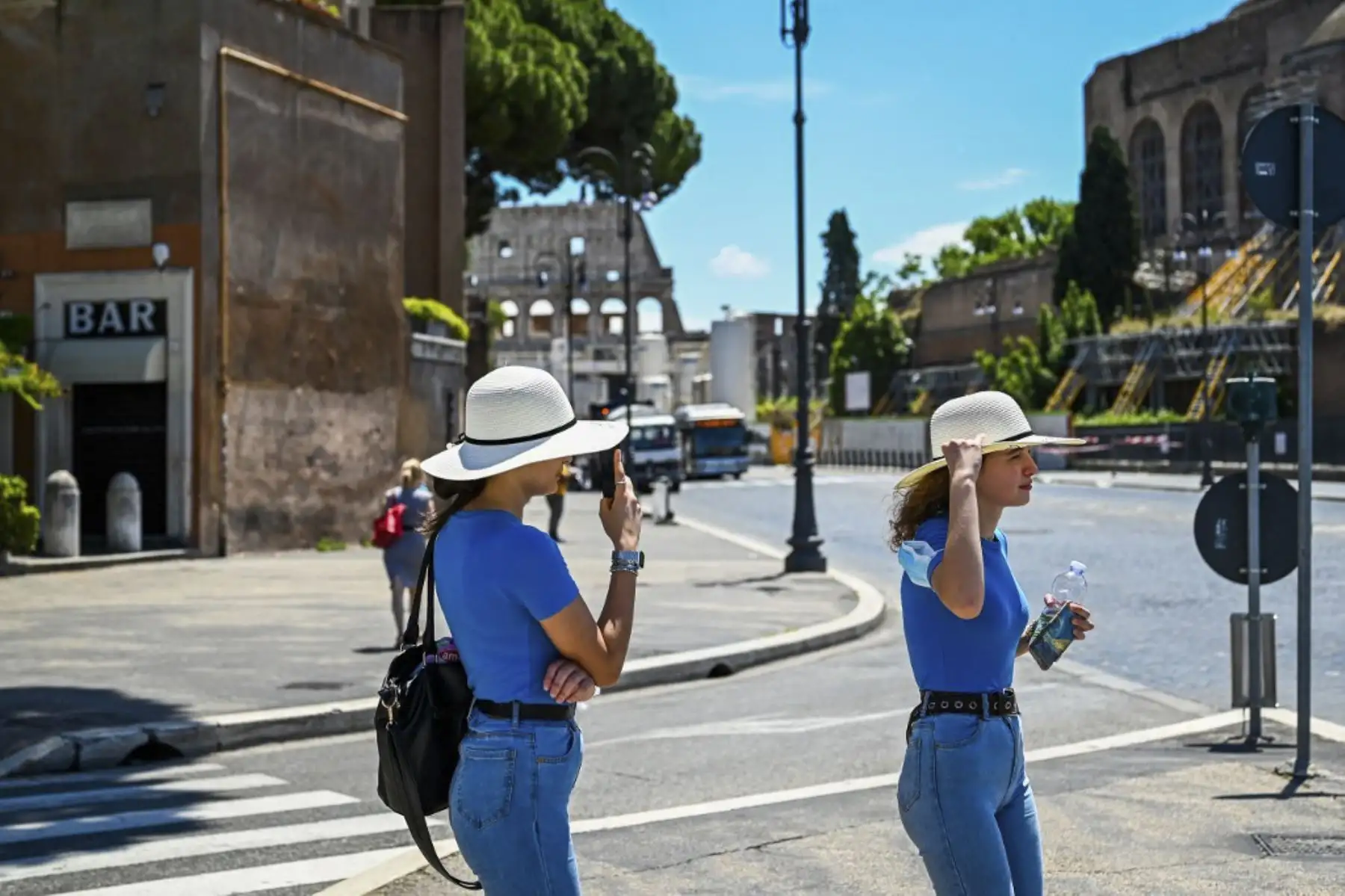 Turistas caminan en Roma, mientras el país alivia su bloqueo para frenar la propagación de la infección por COVID-19, causada por el nuevo coronavirus. Foto: AFP