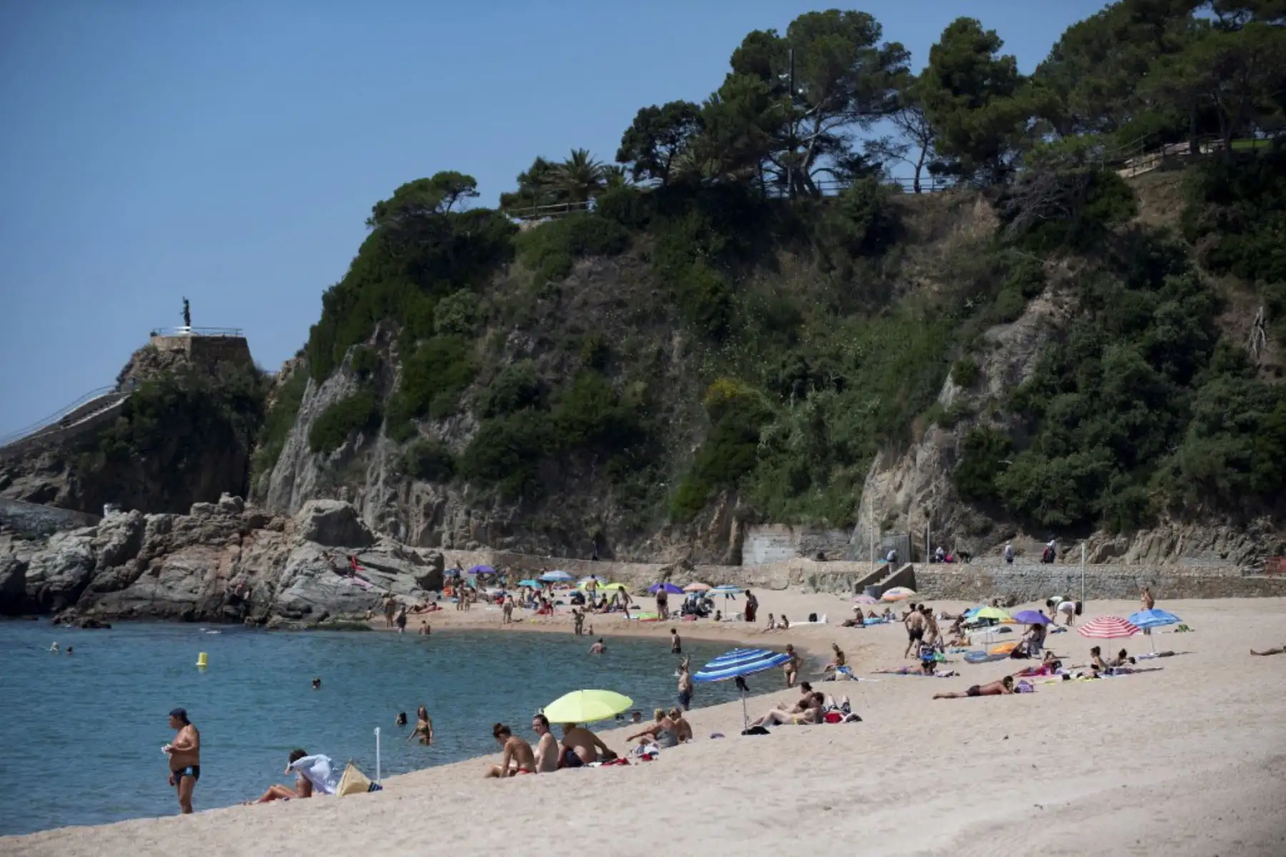 La gente disfruta de un día en una playa en Lloret de Mar, cuando las playas se vuelven a abrir en España tras un cierre nacional para detener la propagación del nuevo coronavirus. Foto:AFP