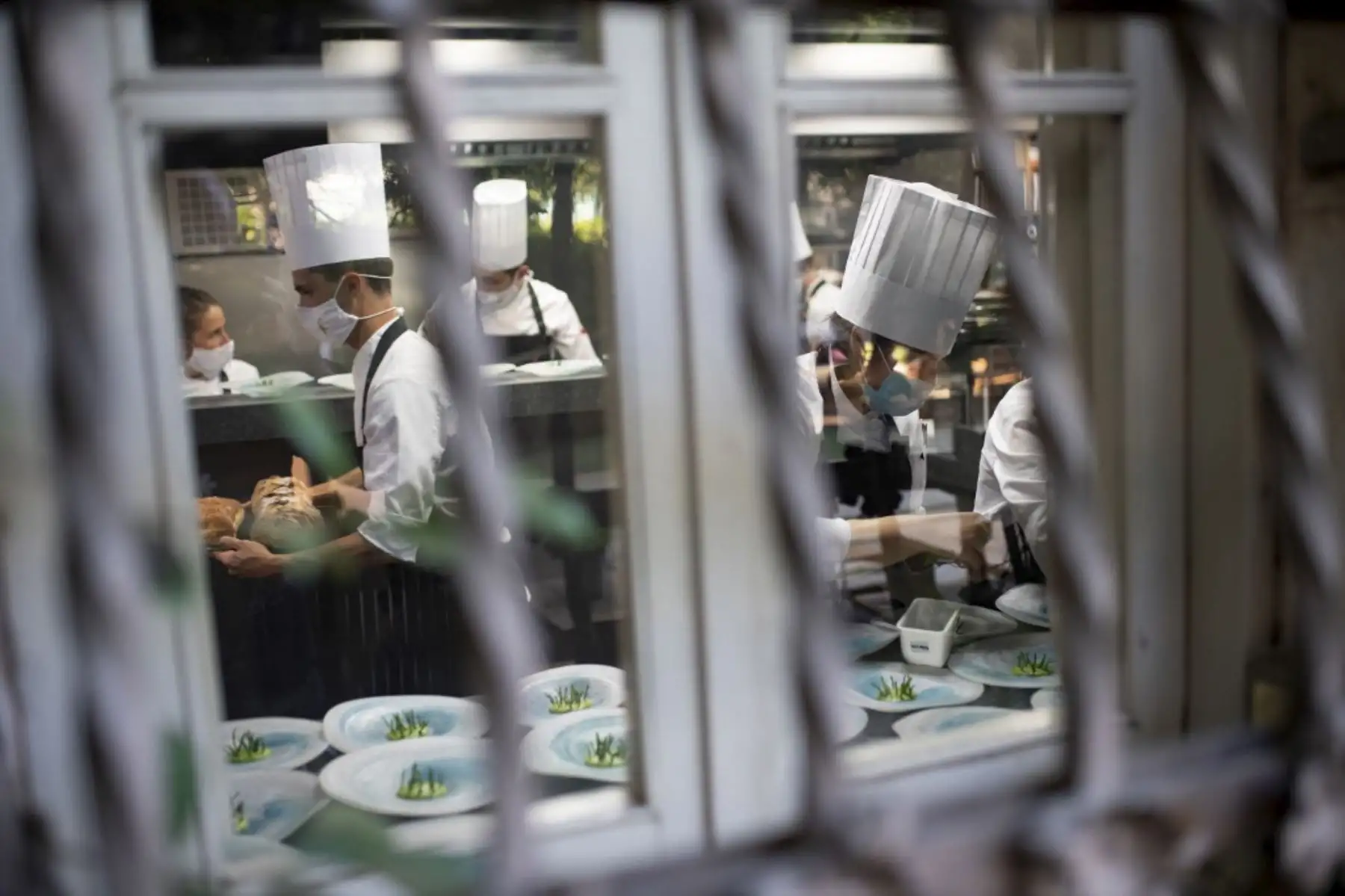 Cocineros preparan platos al comienzo de un servicio de cena en el restaurante "El Celler de Can Roca" en Girona, España. Foto: AFP