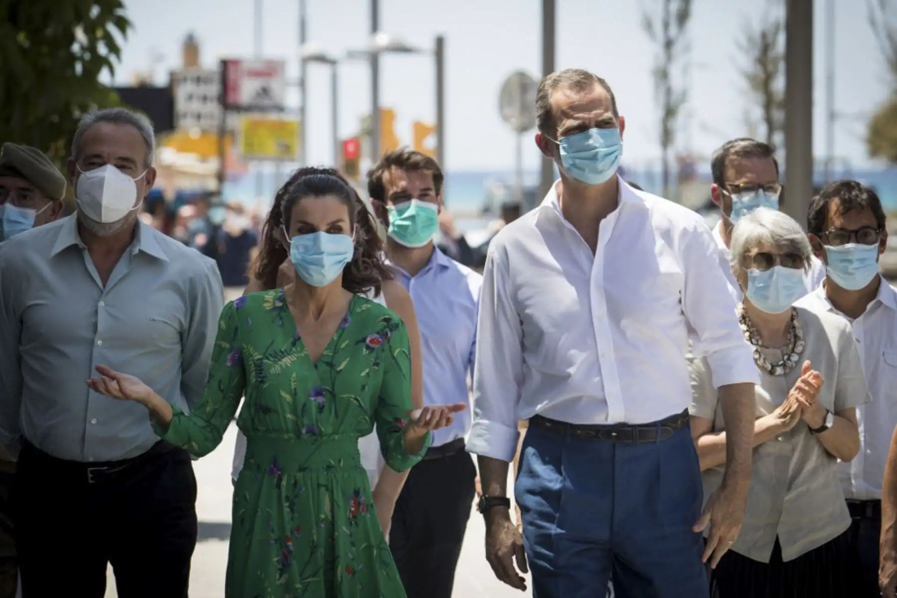 El rey Felipe y la reina Letizia de España caminan en Palma de Mallorca, después que se levantó el bloqueo nacional para detener la propagación del nuevo coronavirus. Foto: AFP