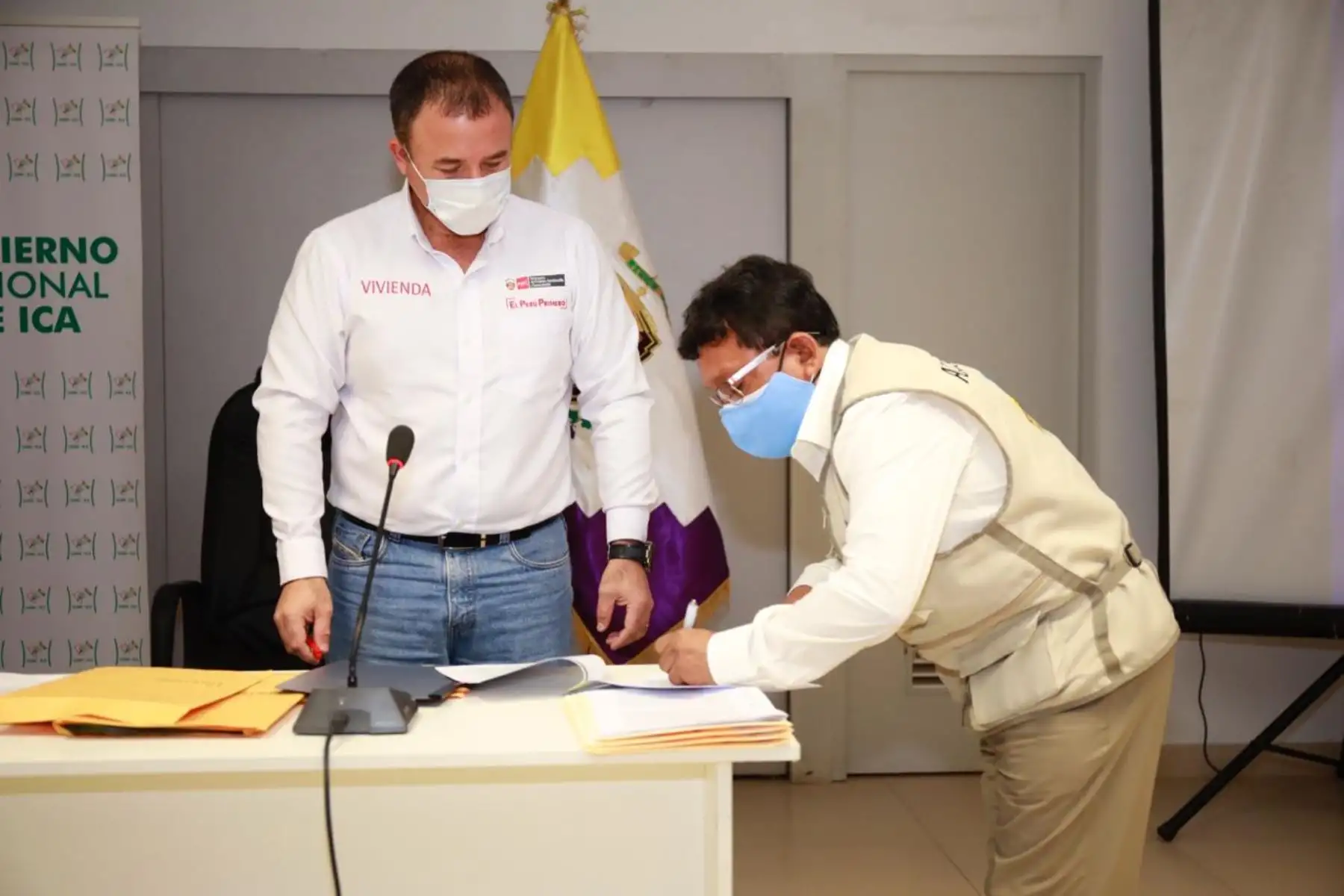 El viceministro David Ramos suscribe los convenios de transferencia de recursos a las municipalidades para la ejecución de obras de infraestructura urbana. Son más de S/ 19 millones que serán destinados a este fin. Foto: ANDINA/Ministerio de Vivienda