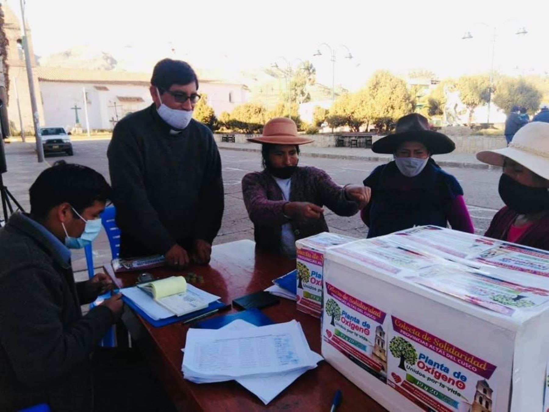 Pobladores de Sicuani y de otras zonas de Cusco participan de la colecta pública que organiza la Prelatura de Sicuani para adquirir una planta de oxígeno que se instalará en el Hospital de Sicuani. ANDINA/Difusión