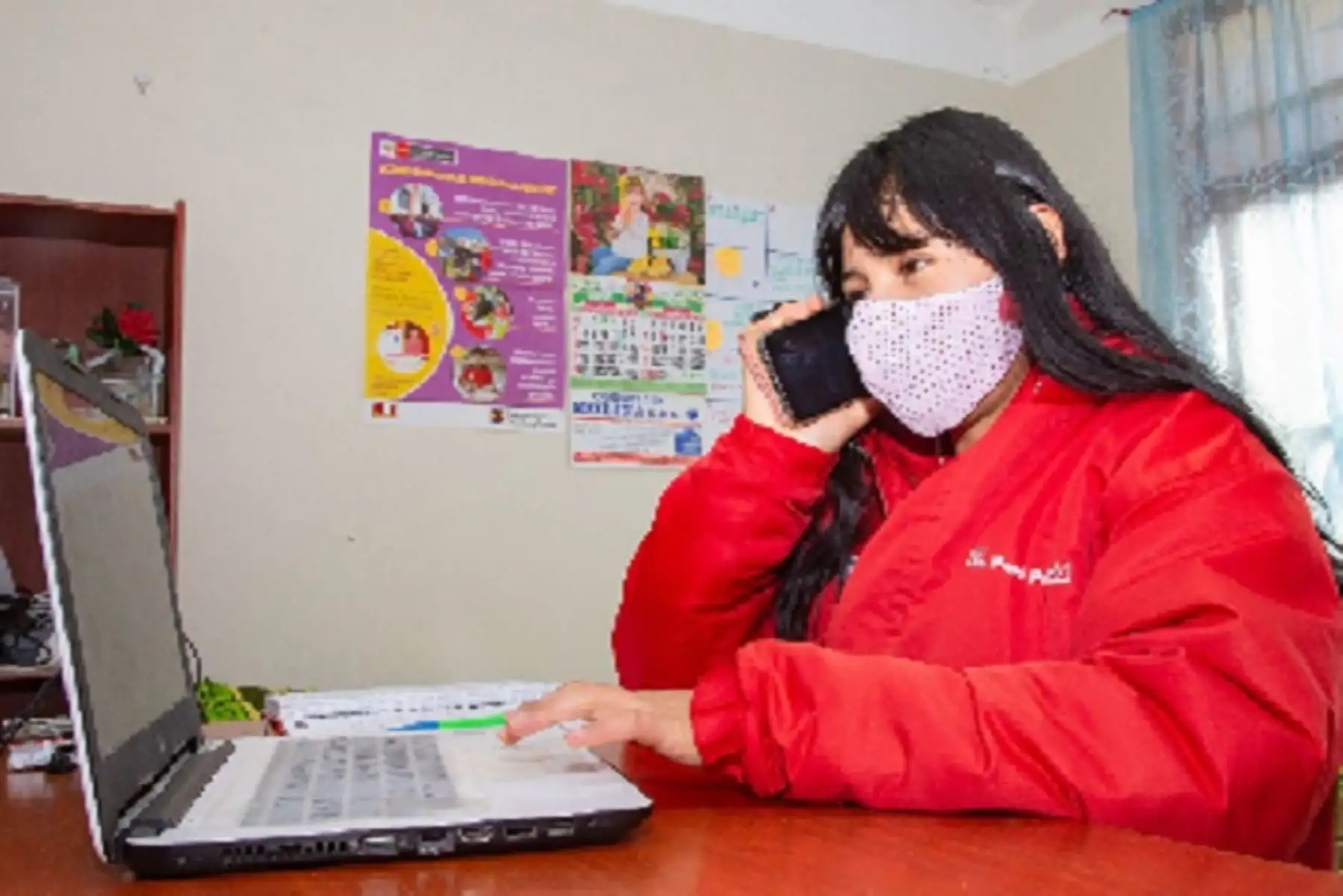 más de 400 gestores locales de Juntos dominan otras lenguas como el quechua, aimara, awajún, asháninca, entre otros, por lo que la comunicación telefónica con las comunidades indígenas de la Sierra y Amazonía peruana se realiza en sus respectivas lenguas nativas.