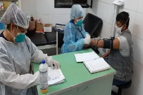 A pesar del esfuerzo incansable de los especialistas, cuatro internos fueron evacuados al hospital de la ciudad por presentar síntomas severos que requerían de una atención especializada y se encuentran aún hospitalizados.