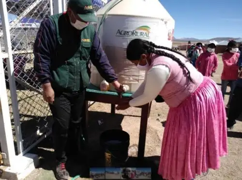La gestión eficiente de los recursos destinados al combate de la pandemia, la buena articulación de esfuerzos y la disciplina ciudadana para cumplir con las normas sanitarias de prevención, constituyen los pilares de la estrategia que viene aplicando con éxito el gobierno regional de Puno frente al covid-19, lo que la ubica como una de las regiones con menor nivel de contagios y letalidad en el Perú.