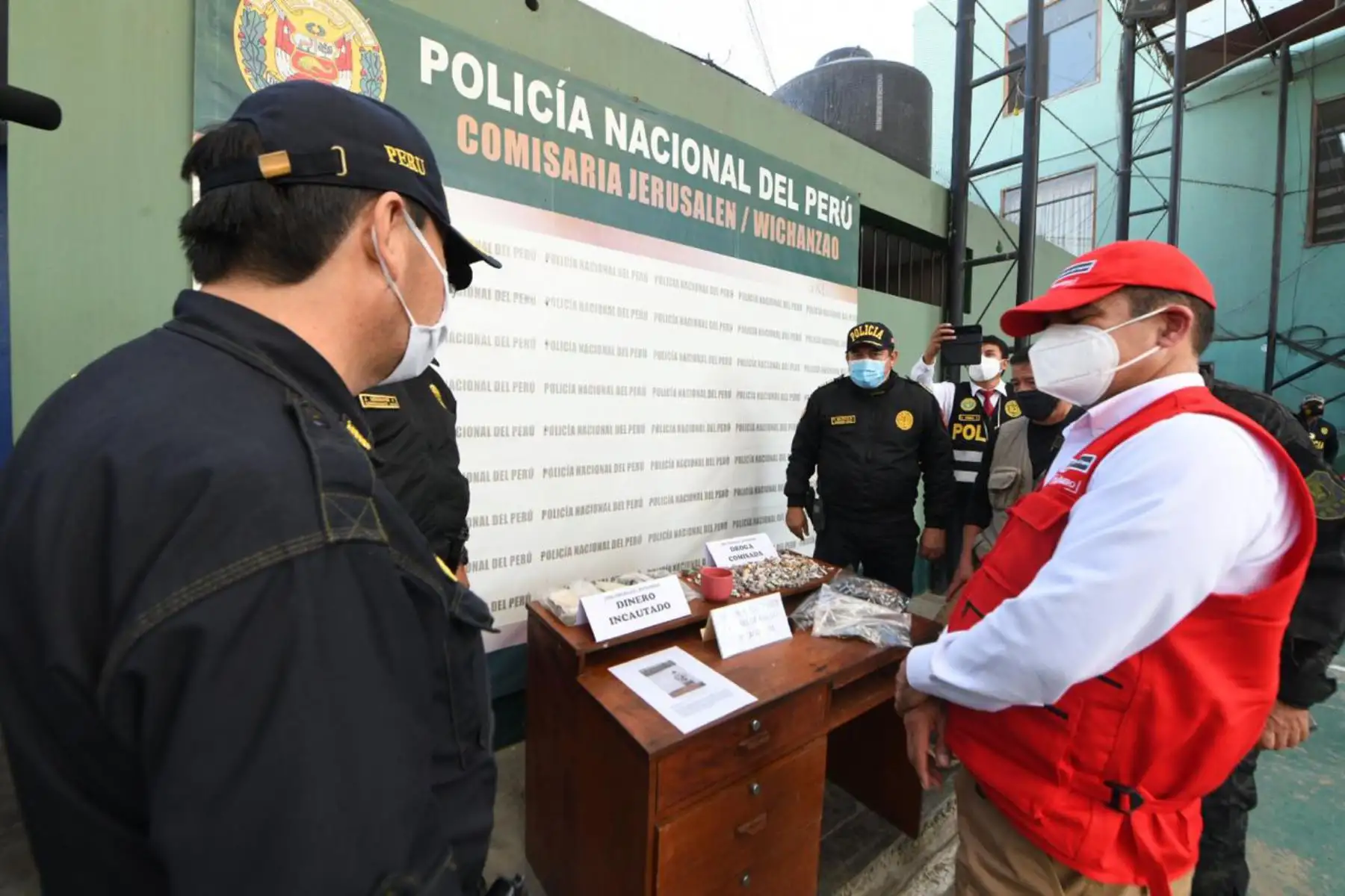 En la Comisaría de “Jerusalén – Wichanzao”, el ministro Gastón Rodríguez reafirmó su compromiso con los agentes de la Policía Nacional y destacó que se están adoptando todas las acciones necesarias para el cuidado de la salud del personal policial. 

Foto:@MininterPeru.