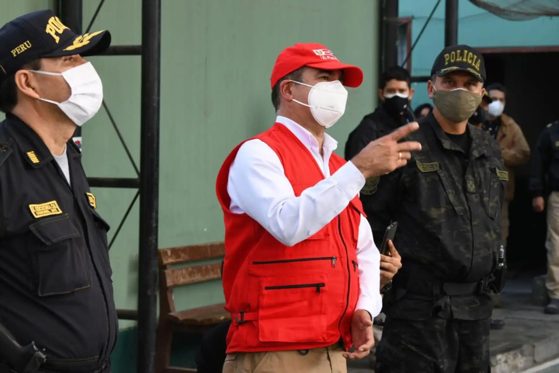 En la Comisaría de “Jerusalén – Wichanzao”, el ministro Gastón Rodríguez reafirmó su compromiso con los agentes de la Policía Nacional y destacó que se están adoptando todas las acciones necesarias para el cuidado de la salud del personal policial. 

Foto:@MininterPeru.