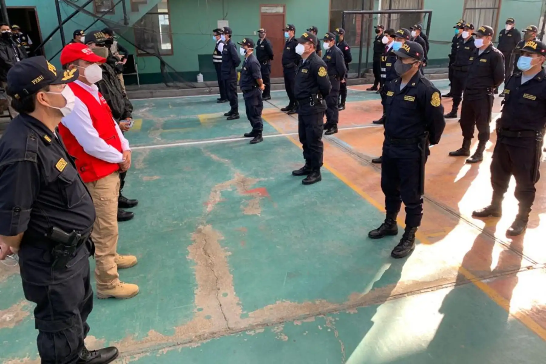 En la Comisaría de “Jerusalén – Wichanzao”, el ministro Gastón Rodríguez reafirmó su compromiso con los agentes de la Policía Nacional y destacó que se están adoptando todas las acciones necesarias para el cuidado de la salud del personal policial. 

Foto:@MininterPeru.